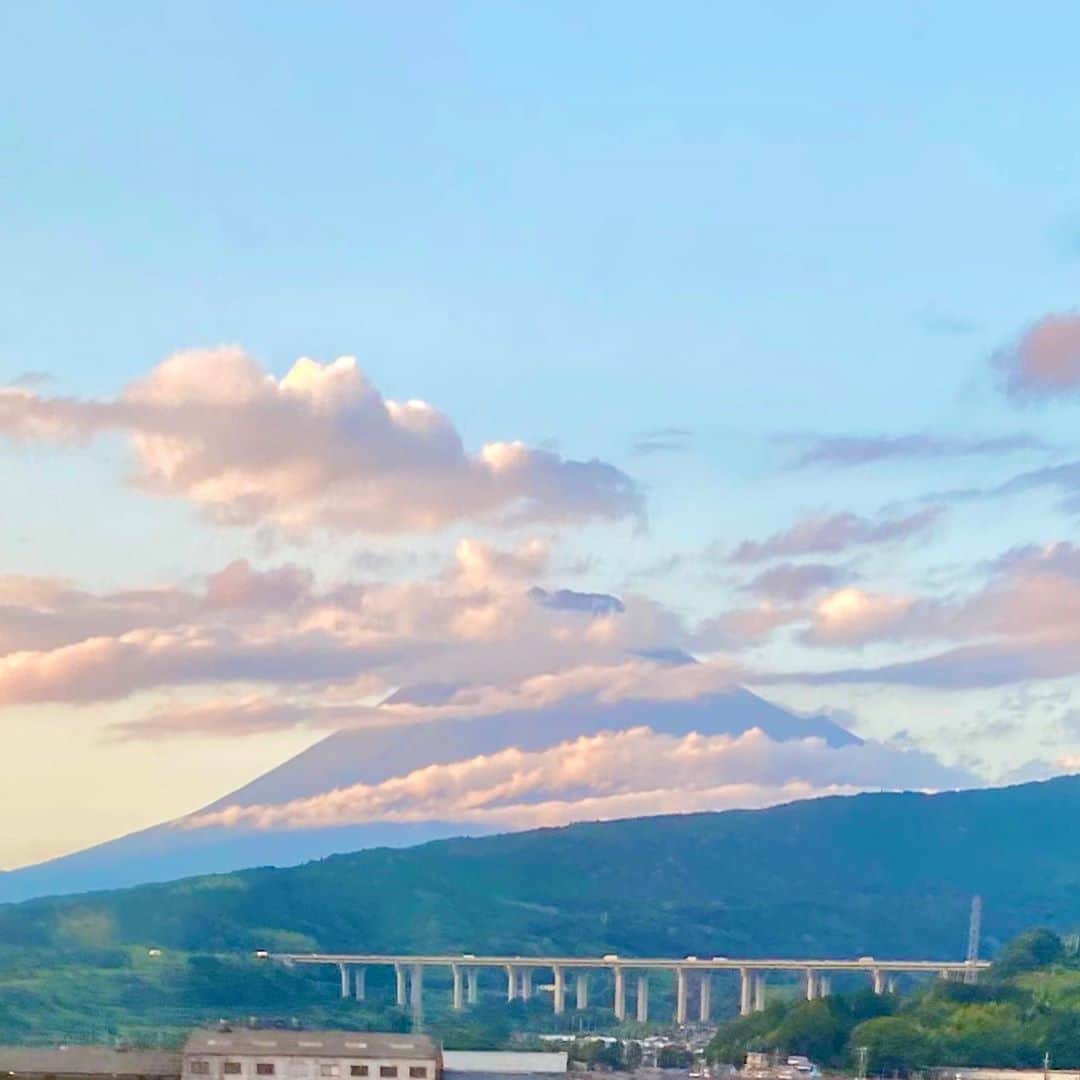 松尾貴史さんのインスタグラム写真 - (松尾貴史Instagram)「本日の #富士 様。  森岡書店さんとのインスタライブ（保存してありますのでアーカイブでご覧いただけます）終わりで、#東京駅 から #新幹線 に飛び乗って、嘘、歩いて乗って、#富士山 辺りを通過。」9月15日 17時47分 - kitsch.matsuo