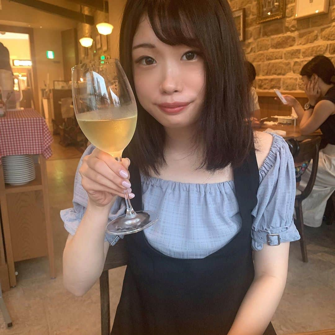 中村菫さんのインスタグラム写真 - (中村菫Instagram)「ライブビューイング前にお友達と💐  食欲に負けて何枚か写真撮り忘れちゃいましたが、前菜もパスタもチーズが伸びるパンも美味しかったです🧀  ワインも頼んじゃった☺️🍷  時差投稿すみません( ˊᵕˋ ;)💦  今日も投票おねがいします♡  #ミスコン #ミス医科歯科 #東京医科歯科大学 #ミスコレ #follow #followｍe #girl」9月15日 17時47分 - misstmdu20_02