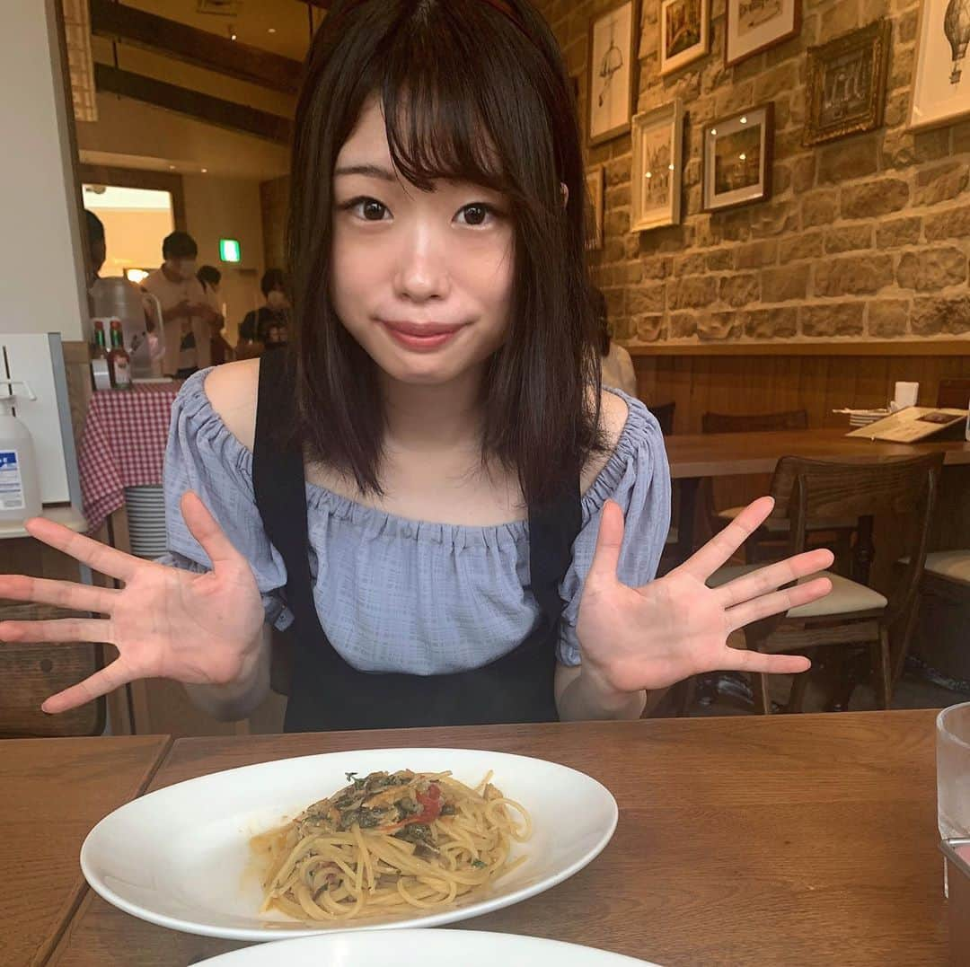 中村菫のインスタグラム：「ライブビューイング前にお友達と💐  食欲に負けて何枚か写真撮り忘れちゃいましたが、前菜もパスタもチーズが伸びるパンも美味しかったです🧀  ワインも頼んじゃった☺️🍷  時差投稿すみません( ˊᵕˋ ;)💦  今日も投票おねがいします♡  #ミスコン #ミス医科歯科 #東京医科歯科大学 #ミスコレ #follow #followｍe #girl」