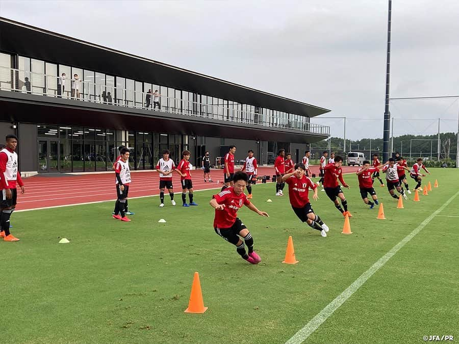 日本サッカー協会さんのインスタグラム写真 - (日本サッカー協会Instagram)「#U19日本代表 候補　AFC U-19選手権に向けて再始動  AFC U-19選手権ウズベキスタン2020（2021年初旬へ開催延期）に向けて、7月以来、今年2回目のU-19日本代表活動が#高円宮記念JFA夢フィールド でスタートしました。  日本は3大会連続出場を目標としているFIFA U-20ワールドカップにむけて、AFC U-19選手権を勝ち抜くための準備は必須になります。そんな中、先日引退したばかりの、#内田篤人 氏をロールモデルコーチとして迎え入れることができ、選手により刺激を与え、チーム力を強化していきます。  ミーティングでは #影山雅永 監督から、「AFC U-19選手権ウズベキスタン2020は延期となったとはいえ、個人もチームも準備が出来る機会がさらに与えられただけ。日本サッカー界全体として、国際経験が足りていないので、世界の強豪国と真剣勝負ができるFIFA U-20/FIFA U-17ワールドカップは出場し続ける必要はある。改めて気持ちを切り替えて、もう一度チームを作っていこう」と、選手たちへ伝えました。  内田コーチからも「午前中のトレーニングを見ていると、まだまだ足りない。世界を目指す上で、一つのプレーによりこだわらないといけない」とアドバイスを送り、それを聞いた選手たちは、午後のトレーニングではよりアグレッシブな集中したプレーが目立ちました。  15日(火)には、同じくJFA夢フィールドで活動している#フットサル日本代表 のトレーニングを選手・スタッフで視察し、サッカー選手としては日頃触れることのないプレーを目の当たりにし、一様に大きな刺激をうけた様子が印象的でした。  #daihyo #jfa」9月15日 17時48分 - japanfootballassociation