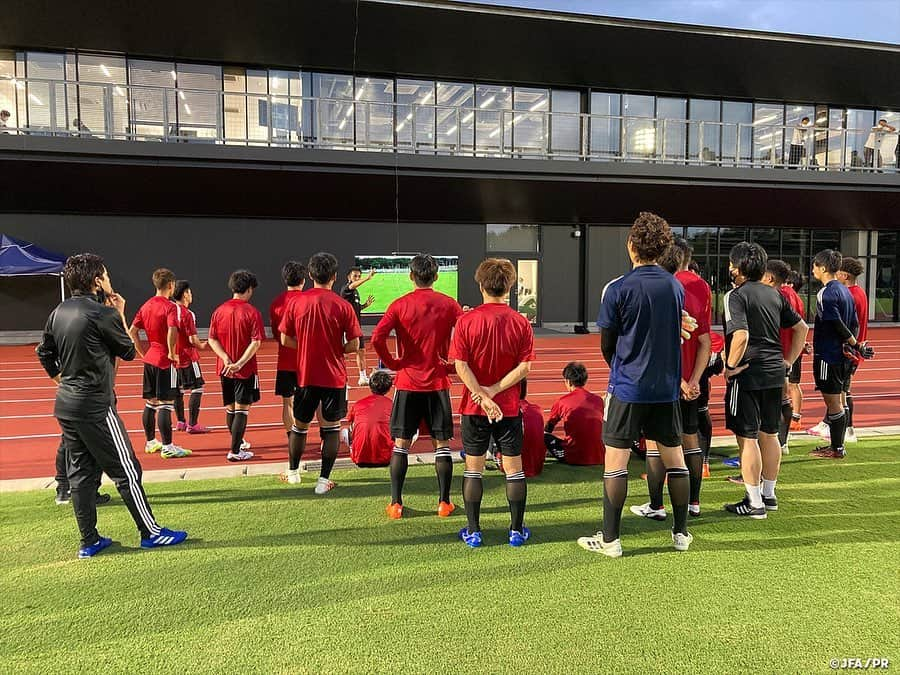 日本サッカー協会さんのインスタグラム写真 - (日本サッカー協会Instagram)「#U19日本代表 候補　AFC U-19選手権に向けて再始動  AFC U-19選手権ウズベキスタン2020（2021年初旬へ開催延期）に向けて、7月以来、今年2回目のU-19日本代表活動が#高円宮記念JFA夢フィールド でスタートしました。  日本は3大会連続出場を目標としているFIFA U-20ワールドカップにむけて、AFC U-19選手権を勝ち抜くための準備は必須になります。そんな中、先日引退したばかりの、#内田篤人 氏をロールモデルコーチとして迎え入れることができ、選手により刺激を与え、チーム力を強化していきます。  ミーティングでは #影山雅永 監督から、「AFC U-19選手権ウズベキスタン2020は延期となったとはいえ、個人もチームも準備が出来る機会がさらに与えられただけ。日本サッカー界全体として、国際経験が足りていないので、世界の強豪国と真剣勝負ができるFIFA U-20/FIFA U-17ワールドカップは出場し続ける必要はある。改めて気持ちを切り替えて、もう一度チームを作っていこう」と、選手たちへ伝えました。  内田コーチからも「午前中のトレーニングを見ていると、まだまだ足りない。世界を目指す上で、一つのプレーによりこだわらないといけない」とアドバイスを送り、それを聞いた選手たちは、午後のトレーニングではよりアグレッシブな集中したプレーが目立ちました。  15日(火)には、同じくJFA夢フィールドで活動している#フットサル日本代表 のトレーニングを選手・スタッフで視察し、サッカー選手としては日頃触れることのないプレーを目の当たりにし、一様に大きな刺激をうけた様子が印象的でした。  #daihyo #jfa」9月15日 17時48分 - japanfootballassociation