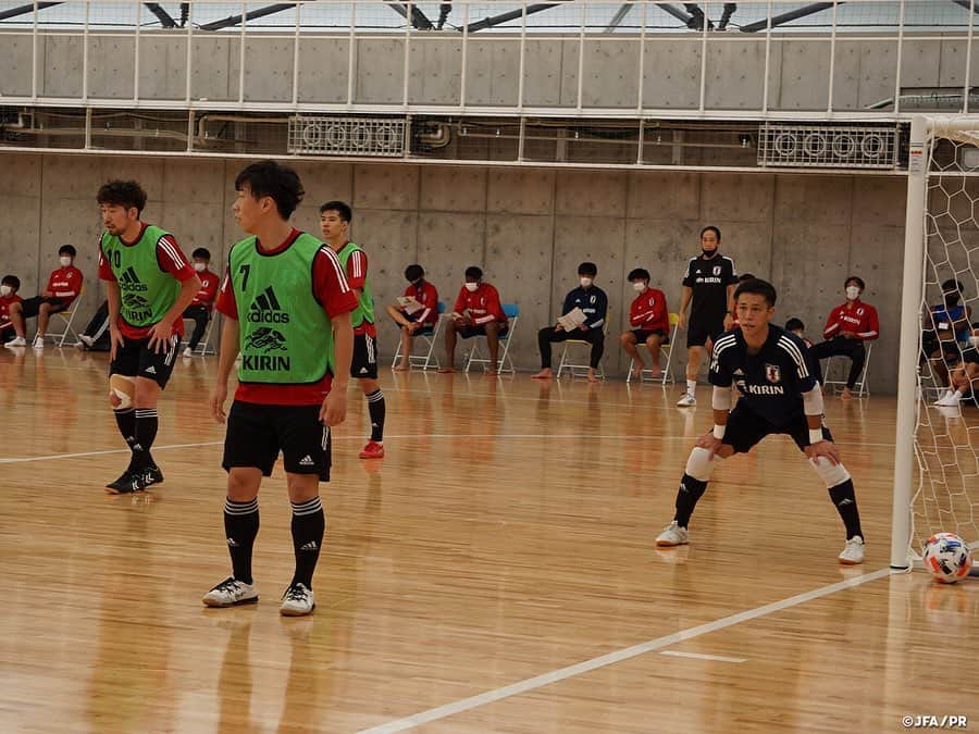 日本サッカー協会さんのインスタグラム写真 - (日本サッカー協会Instagram)「#U19日本代表 候補　AFC U-19選手権に向けて再始動  AFC U-19選手権ウズベキスタン2020（2021年初旬へ開催延期）に向けて、7月以来、今年2回目のU-19日本代表活動が#高円宮記念JFA夢フィールド でスタートしました。  日本は3大会連続出場を目標としているFIFA U-20ワールドカップにむけて、AFC U-19選手権を勝ち抜くための準備は必須になります。そんな中、先日引退したばかりの、#内田篤人 氏をロールモデルコーチとして迎え入れることができ、選手により刺激を与え、チーム力を強化していきます。  ミーティングでは #影山雅永 監督から、「AFC U-19選手権ウズベキスタン2020は延期となったとはいえ、個人もチームも準備が出来る機会がさらに与えられただけ。日本サッカー界全体として、国際経験が足りていないので、世界の強豪国と真剣勝負ができるFIFA U-20/FIFA U-17ワールドカップは出場し続ける必要はある。改めて気持ちを切り替えて、もう一度チームを作っていこう」と、選手たちへ伝えました。  内田コーチからも「午前中のトレーニングを見ていると、まだまだ足りない。世界を目指す上で、一つのプレーによりこだわらないといけない」とアドバイスを送り、それを聞いた選手たちは、午後のトレーニングではよりアグレッシブな集中したプレーが目立ちました。  15日(火)には、同じくJFA夢フィールドで活動している#フットサル日本代表 のトレーニングを選手・スタッフで視察し、サッカー選手としては日頃触れることのないプレーを目の当たりにし、一様に大きな刺激をうけた様子が印象的でした。  #daihyo #jfa」9月15日 17時48分 - japanfootballassociation