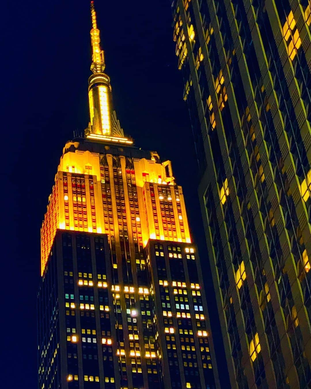 ドリュー・バリモアさんのインスタグラム写真 - (ドリュー・バリモアInstagram)「It happened last night @empirestatebldg @thedrewbarrymoreshow the building lit up in our signature yellow!!!!! Thank you so so so so much. A true moment of my life! A memory to keep forever.」9月15日 17時58分 - drewbarrymore