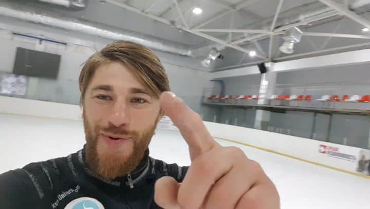 アレクセイ・ロゴノフのインスタグラム：「Приглашаю на сборы "inSkate Camp 2020" в ЯЛТЕ!!! 🌞  Осенний интенсив пройдет  с 24 октября по 4 ноября.   Стоимость учебно-тренировочного процесса 45.000 руб✔  Ежедневно : - 2 часа льда - 2 часа СФП - 1 час хореографии (классика+современный танец)   Главный тренер:  Рогонов Алексей Александрович - Мастер спорта международного класса по фигурному катанию, олимпиец, создатель мобильного приложения inSkate. ⛸️  Второй тренер: Макарова Полина Викторовна -Мастер спорта России. Тренировалась под руководством Урманова А.Е.   В программе сборов: - прыжки; - вращения; - скольжение; - танцы; - растяжка.  Возможны дополнительные тренировки, индивидуальные занятия, удочка, ротатор, а также постановка программ.   СПЕЦПРЕДЛОЖЕНИЕ "Всё включено" (проживание + питание)  Уточняйте у организатора👩‍💻  +Дополнительная услуга! Воспитатель-вожатая проживающая со спортсменами👩‍👧‍👦 Ваши дети будут всегда под присмотром. (Для детей старше 7 лет)  Подробности по тел в whats app: +79521463680 +79630427251 Либо инста @lidiafffffff  Ждем Вас на осенних каникулах Крыму! @inSkate_team  #АлексейРогонов #inSkateCamp #Крым #Ялта #figureskating #sboryvsochi #figureskating #фигурноекатание #сборы #фигурноекатаниесборы #фигурноекатаниедети #фигуристка #фигуристы #сборынадому #мобильноеприложение #inSkate」