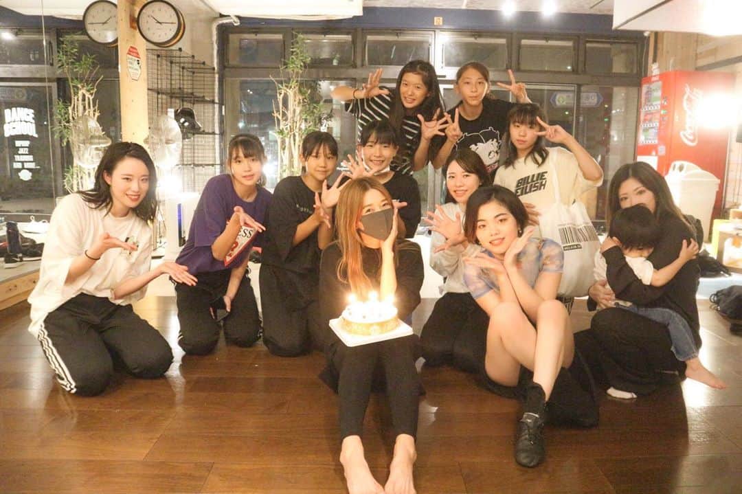 RENA のインスタグラム：「スタジオでレッスン後お誕生日お祝いしてもらいました🥰 ． 皆ありがとう🎂 ． そして、メッセージやストーリーやDM等、お花やケーキやお手紙本当にありがとうございました✨ ． 今年は特に皆の気持ちやメッセージがあったかく感じて幸せ〜な気持ちになりました✨ ． これからもたくさんの人とhappyを共有していきたいと思います✨ ． ． ． #birthday #thankyou #xoxo #お誕生日 #ありがとう」