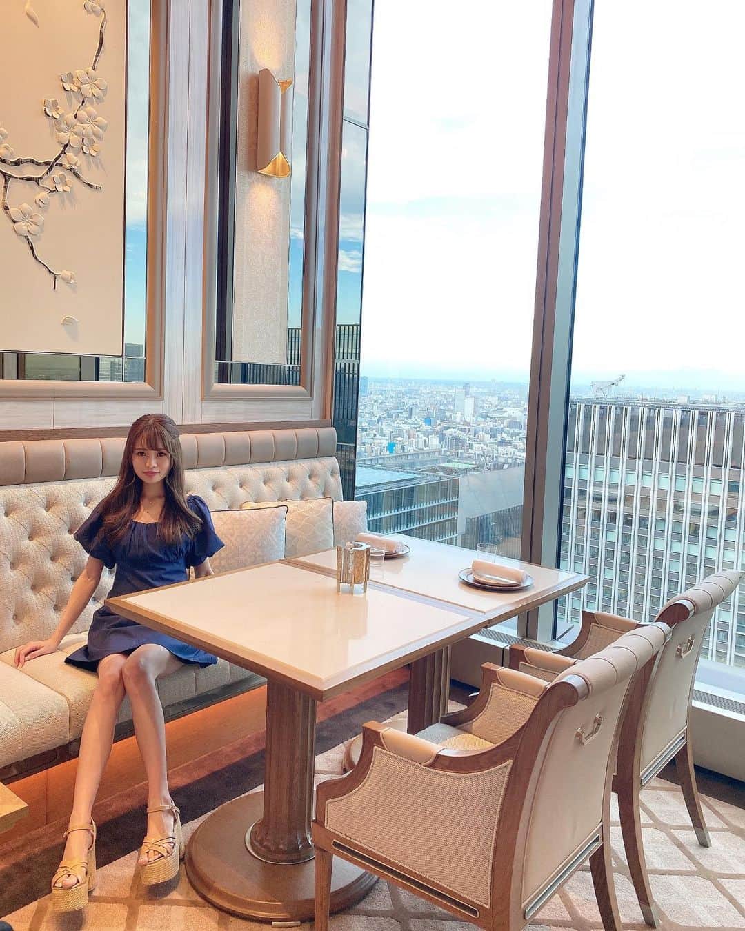 Isakoさんのインスタグラム写真 - (IsakoInstagram)「EST 🍽(Four Seasons Hotel) 　 この間載せたFour Seasons Hotel東京大手町のダイニングレストランEST(エスト)💐 　 素敵すぎるので是非スワイプして見てくださいね💓 　 最近大人っぽい感じが好きなわたしのこの日のワンピースは @__lilou__official 👗 　 シルエットで可愛さを出しつつ無地とネイビーカラーで大人っぽく🥰💫 　 　 　  　 #フォーシーズンズ#fourseasons#fourseasonshotel#fourseasonskyotoフォーシーズンズホテル#ラグジュアリー#ラグジュアリーホテル#東京駅カフェ#大手町カフェ#東京カフェ#東京ホテル#東京ミシュラン#ミシュラン#フレンチ#ミシュラン東京」9月15日 17時56分 - ichaaako