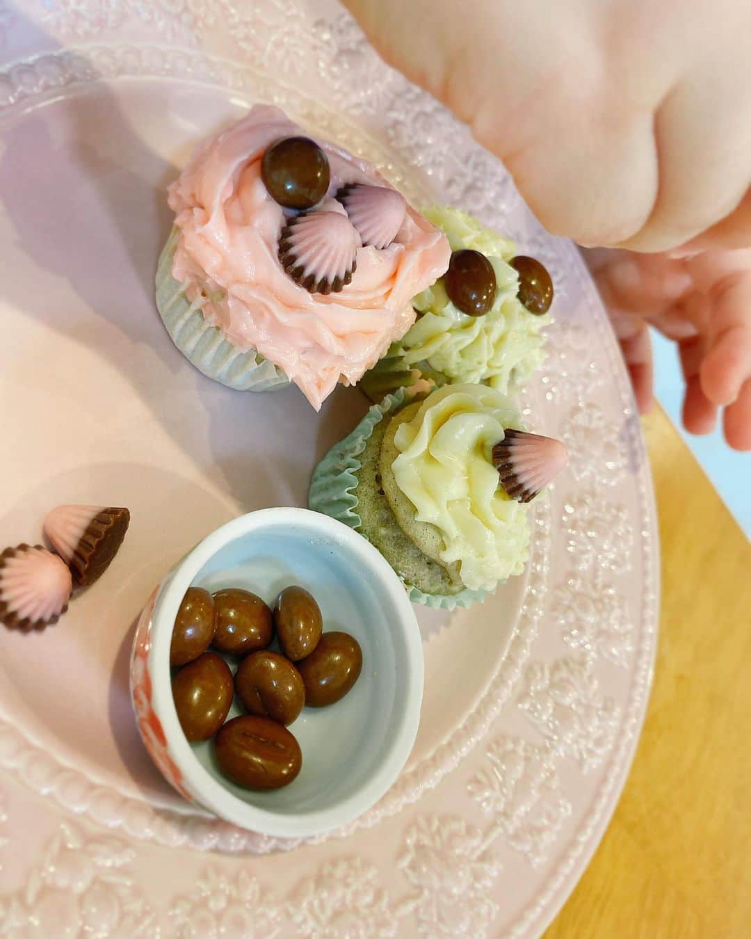 熊田曜子さんのインスタグラム写真 - (熊田曜子Instagram)「おやつ💓  #デザート　#dessert #cake #cupcakes #トッピング　#アポロ　#お菓子　#三姉妹　#手作り」9月15日 18時00分 - kumadayoko