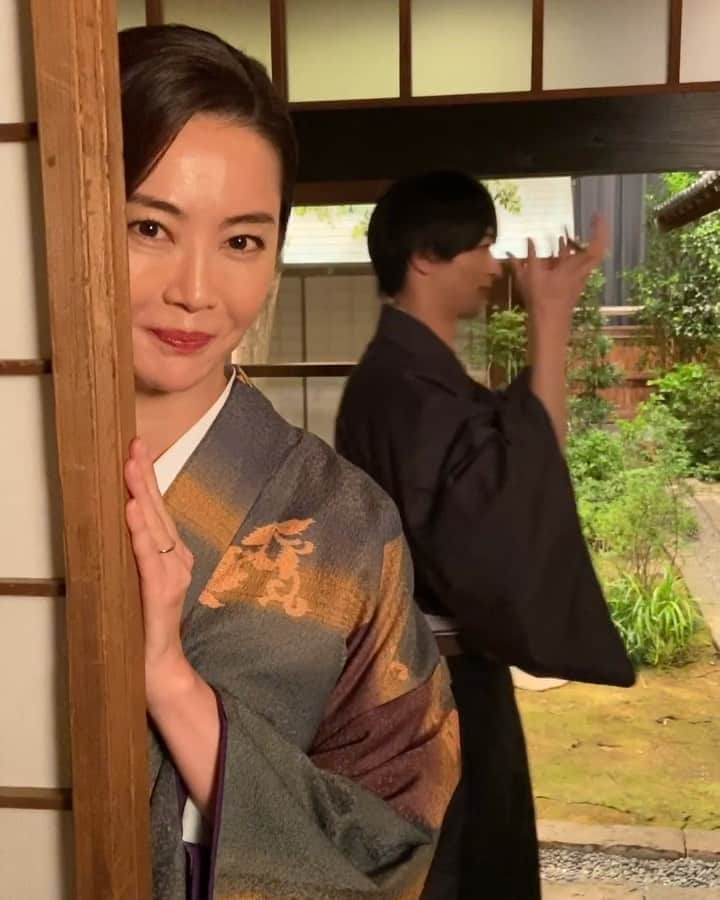 【公式】私たちはどうかしているのインスタグラム：「﻿ ‪第6話明日‼️本日のカウントダウンはこちら🌟‬﻿ ﻿ ‪#今日子たんの‬﻿ ‪#覗き見シリーズ👀‬﻿ ‪#今まで以上にとんでもないことって⁉️‬﻿ ‪#そして‬﻿ ‪#後ろを通過する流星さん🤣‬﻿ ‪#わかりづらいw‬﻿ ‪#けど‬﻿ ‪#消防車🚒‬﻿ ‪#と消防隊員です多分🙃‬﻿ ‪#私たちはどうかしている‬﻿ ‪#わたどう‬﻿ ‪#浜辺美波‬﻿ ‪#横浜流星‬﻿ ‪#観月ありさ‬﻿ ‪#第6話明日夜10時‬」