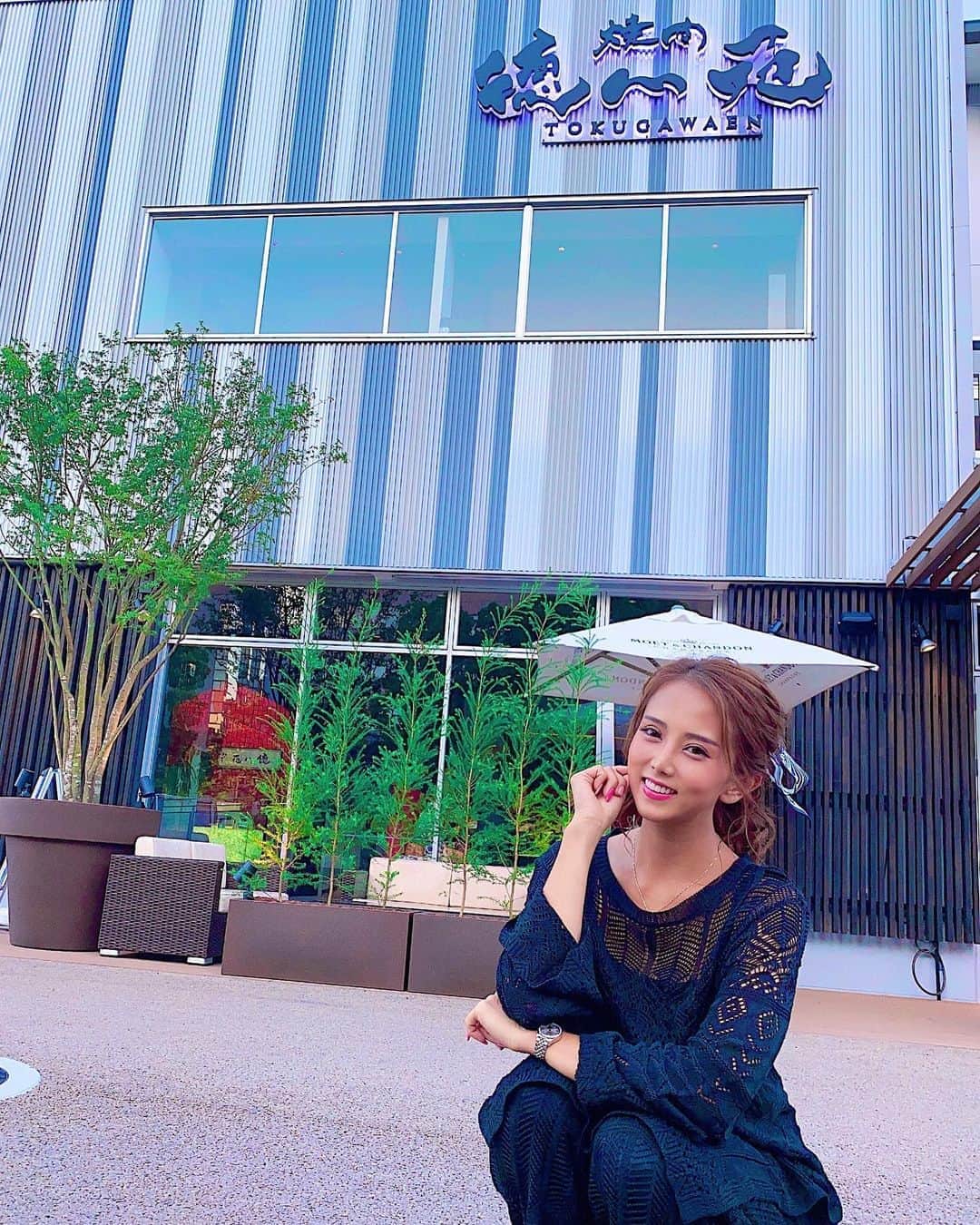 のインスタグラム：「. 徳川苑のレセプション❤️  今からみんなで焼肉😘  秋晴れ気持ちぃ！天気いーだけで幸せ🍀  #徳川苑#名古屋ディナー#焼肉#久屋大通 #prettywoman#pwりおな#showtime#sexy #dance#party#event#dancer #follow#followme#l4l#l4f#Japanesegirl #キャスト募集#ダンサー募集 #名古屋キャバクラ#すすきの#六本木#北新地#中洲」