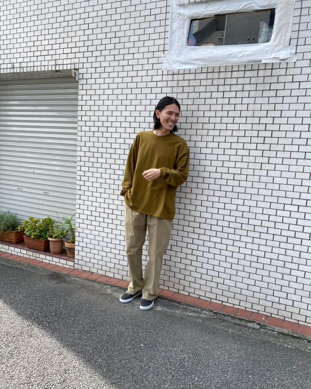 Takayuki Konoのインスタグラム：「オーガニックコットンを引き揃えて編み立てた厚手のロンT。 僕が着てるブラウンとエクリュはオンライサイトでサイズ0のみ残ってます。 ブラックはサイズ2と0が一枚ずつだけです。 @undecorated_official #undecorated」