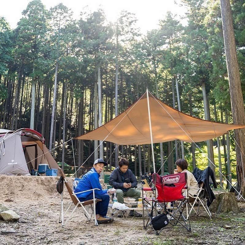 キャンプ情報サイト［ランタン］さんのインスタグラム写真 - (キャンプ情報サイト［ランタン］Instagram)「CAMP SMILE STYLE ／ 自然の中でアナログゲーム！ みんなで盛り上がる ＼ いろんなキャンパーのキャンプスタイルを現地取材と一般キャンパーからの投稿で数多く掲載してます。 . . 詳しくは @lantern.camp webサイトをご覧ください . . #camp #camping #outdoor #travel #trip #lantern_smile #nature #キャンプ #キャンプ用品 #アウトドア #テント #自然 #旅行 #キャンプ初心者 #キャンプ好きな人と繋がりたい #キャンプスタイル #LANTERN #キャンプギア  #coleman #コールマン #コールマン_チェア #イワタニ #iwatani #ベアボーンズ #ベアボーンズ_ビーコン #ボードゲーム #卓球 #DIY卓球台 #かぶとの森テラスキャンプ場 #ファミリーキャンプ」9月15日 18時06分 - lantern.camp
