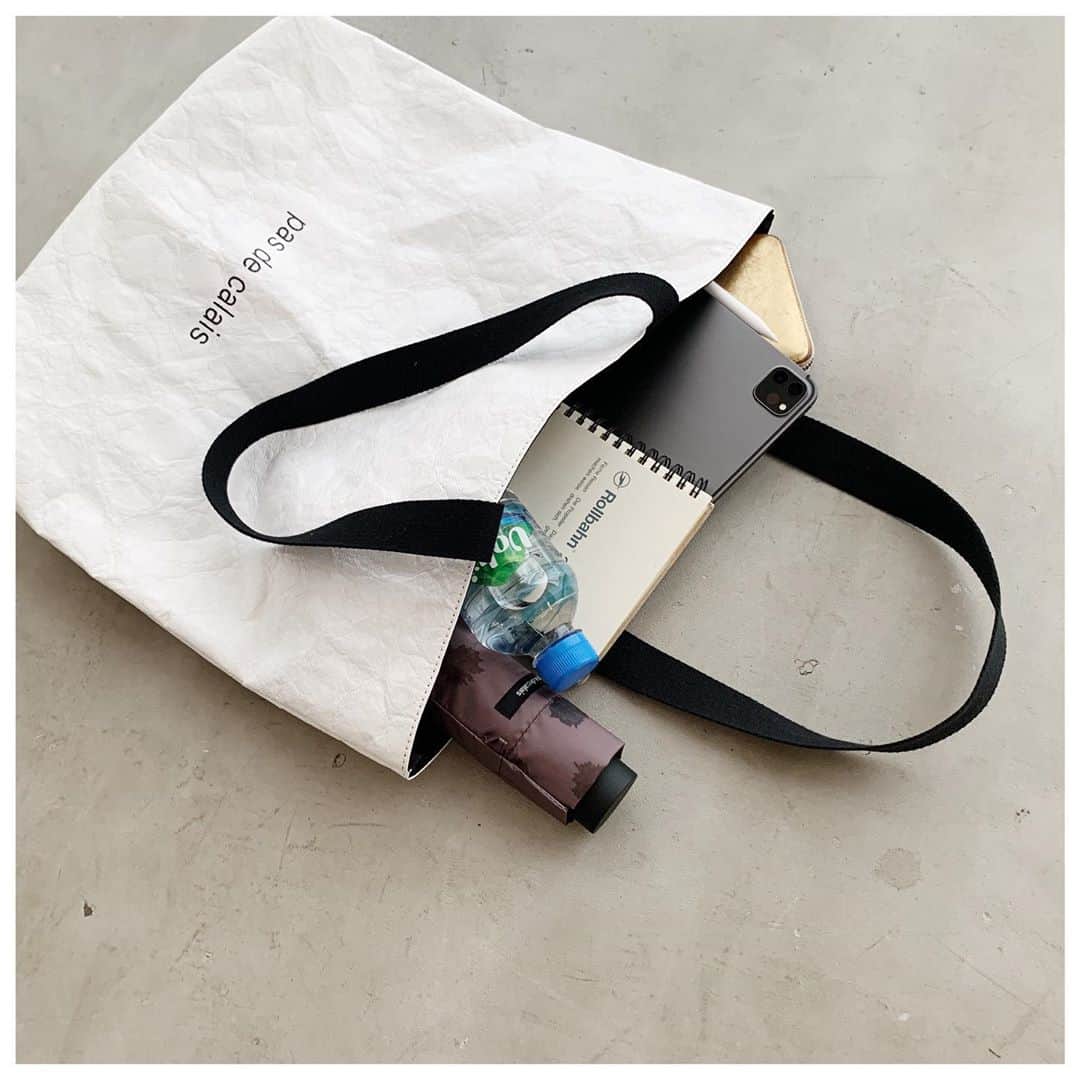 pas de calais -パドカレ-さんのインスタグラム写真 - (pas de calais -パドカレ-Instagram)「. 【オーダーノベルティイベント始まります】 毎シーズン好評のオーダーノベルティイベント。 今回はショッパーのようなデザインのバッグと、オリジナルプリントの折り畳み傘をご用意いたしました。  バッグを詳しくご紹介します。  デュポン社のタイベック素材を使用して作った、パドカレのショッパーをオマージュしたデザインのバッグ。  タイベックは紙のような質感でとても軽いのですが、強度が高く耐水性にも優れています。 とにかく軽いので、使い勝手は抜群です。 ほどよいサイズ感で、容量もたっぷり入ります。 内側は布張りされています。  シンプルで機能性も良くデイリー使いしやすいデザインなので、出番が多くなりそうですね。  こちらはスタンプラリー形式のノベルティイベントで手に入れることができます。 ぜひご参加くださいね。  【2020AW ORDER NOVELTY EVENT】 9月~11月の3か月連続でスタンプラリー形式のノベルティイベントを実施いたします。 下記の3回のスタンプラリー実施期間中に秋冬の新作をお買い物税込11,000円ごとにスタンプを１つ押印。 合計10スタンプ集めていただくと、「パドカレショッパーオマージュBAG」、または「オリジナルプリントの折り畳み傘」の中からお好きなアイテムをオーダーしていただけます。   -スタンプラリー実施期間- 《Part.1》9/16(Wed)~9/30(Wed) 《Part.2》10/21(Wed)~11/3(Tue) 《Part.3》11/18(Wed)~11/30(Mon) . 《実施店舗》 pas de calais全店、ONLINE STORE  お近くに店舗がない方は、ぜひオンラインストアでお買い物をお楽しみください。 恐れ入りますがオンラインストアと店舗のスタンプの合算はできかねますのでご了承ください。 オンラインストアでお買い物いただいたお客様にはスタンプラリー全期間終了後に弊社にて集計後、担当者よりご連絡を差し上げます。  ※ノベルティはオーダー後の制作となるため、お客様へのお渡しは2月下旬を予定しております。 ※写真はサンプルの為、実際とは色や仕様が若干異なる場合がございます。あらかじめご了承ください。 . . .  #pasdecalais #pasdecalais_official_jp #パドカレ #パドカレコーデ #大人ナチュラル #大人のナチュラル服 #ナチュラルファッション #ナチュラル服 #ナチュラルコーデ #大人カジュアル #30代ファッション #40代ファッション #ナチュラル系 #staffcoordinate #スタッフコーディネート #スタッフコーデ #バッグ #ノベルティ #タイベック #タイベックバッグ #ショッパー #ショッパーバッグ #ショッピングバッグ #トートバッグ」9月15日 18時16分 - pasdecalais_official_jp
