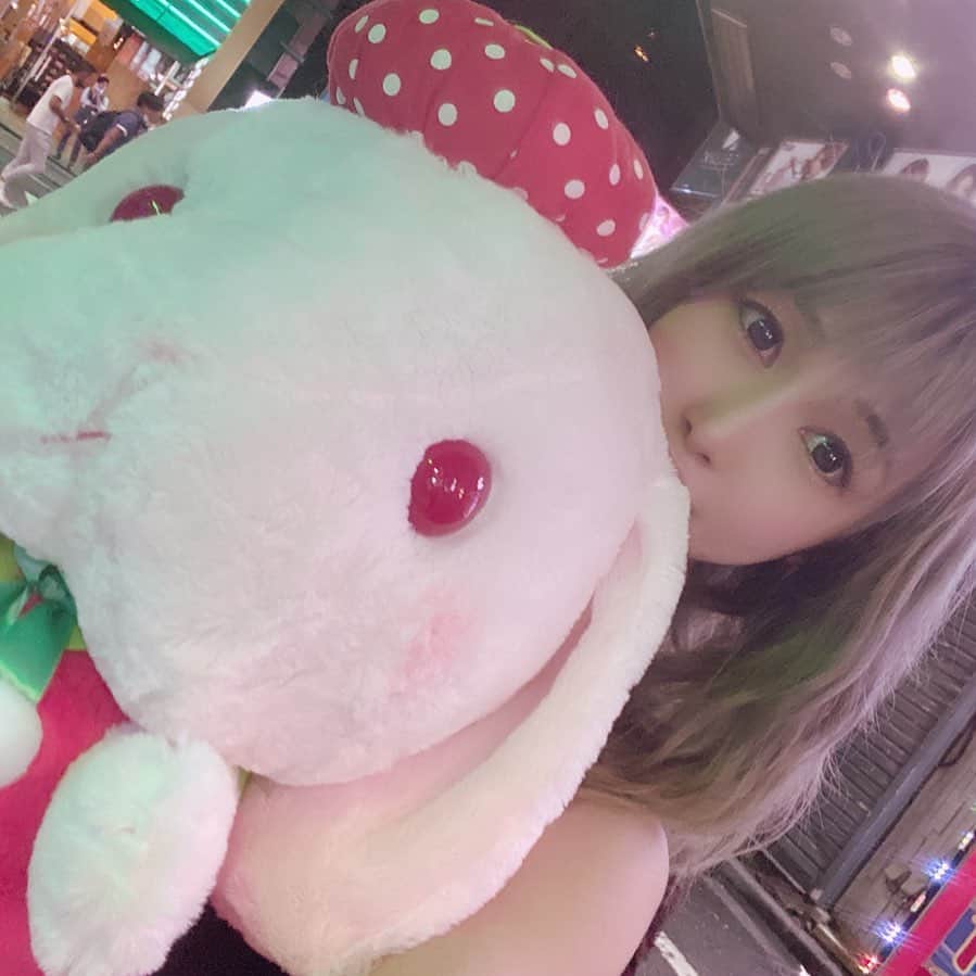 うららのインスタグラム：「今日もお休みです💤 今週の出勤は17日だけなので、タイミング合えば指名してください✨  歌舞伎でぬいぐるみもって自撮りするキャバ嬢は私しかいない(確信 🧸  #歌舞伎町 #歌舞伎 #歌舞伎町キャバ嬢 #キャバ嬢 #キャバ #キャバクラ #ぬいぐるみ #うさぎ #自撮り #自撮り女子 #休日」