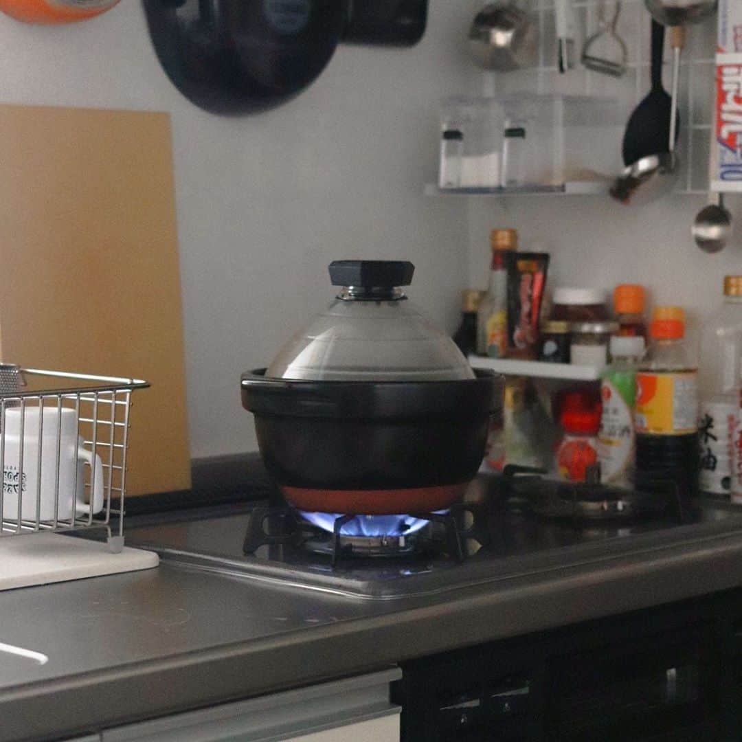 北欧、暮らしの道具店さんのインスタグラム写真 - (北欧、暮らしの道具店Instagram)「【スタッフの愛用品】毎日のごはんがちょっぴり贅沢に。簡単においしいお米が炊ける土鍋 . - - - - - - - - - - - - ■ 編集スタッフ野村： . 「とっても簡単に美味しいお米が炊けると 社内でも評判の、HARIOの 炊飯用土鍋を迎えてみました。  実際にこの土鍋で炊飯してみると、 4ステップで本当においしいごはんが炊けて感動。 . ❶お米を研いで、30分ほど浸水させる。（冬場は1時間ほど） ❷中火〜強火で10分ほど加熱。 ❸鍋から「ピュ〜」とホイッスルが鳴るか、ガラス蓋にボコボコと泡が上がるのを確認したら、そこから1分ほど加熱を続けて、火を止める。 ❹あとは15分蒸らせば、完成。 . この4ステップで炊飯するだけで、 毎回、香りがよくて、 ふっくらもちもちに炊けたお米ができます。  炊きたてのご飯は、ずっと使っていた 炊飯器で炊いたものと比べると、 特に甘みが段違いに感じられました。  そして何より嬉しかったのが、 その旨味は冷えても冷凍しても変わらないこと。 まとめて炊いて、お弁当用と冷凍用に分けていますが、 美味しさはそのままなので、 保温機能を使わない今の生活に フィットした土鍋だなぁと感じています。  1日の終わりにおいしいごはんがあると、 疲れた日でも、気分が整う気がします。 おいしいごはんには、 人を元気にしてくれる魔法があると思うので、 毎日のごはんをちょっぴり 贅沢な味に仕上げてくれるこの土鍋、 とってもおすすめです」 . - - - - - - - - - - - - HARIO/ハリオ/炊飯用土鍋(３合用) . ▶︎ プロフィールのリンクからも、お値段・サイズなど詳しい情報をご覧いただけますよ。→@hokuoh_kurashi . #kitchen#kitchendesign#kitchenware#food#foodstagram#rice#ricecooker#nabe#HARIO#土鍋#ごはん#ハリオ#炊飯#かんたんごはん#ディナー#蒸し器#新米#今日のごはん#シンプル#シンプルライフ#シンプルデザイン#暮らしを楽しむ#日々の暮らし#北欧#暮らし#北欧暮らしの道具店」9月15日 18時16分 - hokuoh_kurashi