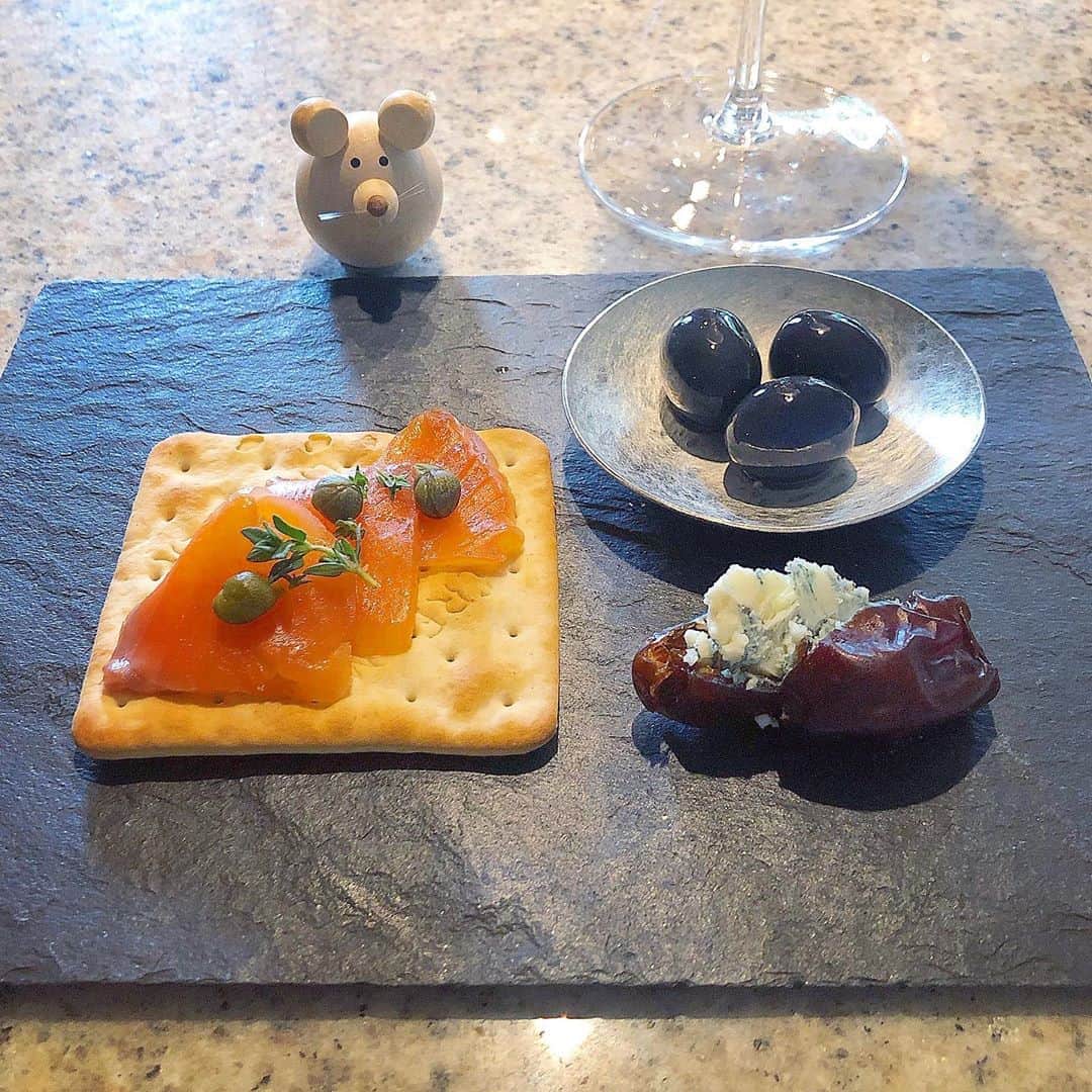 榊山敬代のインスタグラム：「﻿ ﻿🕯🧀🍴… ・  お休みな日曜日は 軽くおつまみ風で ひとやすみな午後  デーツとブルーチーズの相性が 最高の組み合わせを知ったのは  先月の断捨離で料理本を 眺めていた時に発見にて  シンプルだけど食べ応えのある おつまみに最近リピート中の巻  オリーブもお久しぶりで 特にブラックオリーブは あらためておいしいナと  １瓶購入したので 今週のたのしみに  ところでお料理本はすべて リサイクルショップへ発送  料理本は手元から一冊もなくなりましたけど  おもいつきレシピの方が 自分には合っているので  これからも自分のカラダが 欲しているレシピを模索中  さて昨日の午前はzoom会議の巻  そして  なんと新しいパソコンの 初仕事がzoom会議にて  パソコンをリニューアルしました 週末時間からの月曜日なのでした  そのようなわけで 新しいパソコンが 今は慣れないので  とりあえず新しい感覚に慣れたいとき  パソコンさんはまた 後日ご紹介しよう哉 ・ ・ 👋💻… ・ ・ #おうちごはん #工夫 #おうち大好き #enjoyhome ・ ・  ・ ・ ・ #夕食 #dinner  #おつまみ #antipasto#サーモン#salmon #caper #blackolive #オリーブ #デーツ #bluecheese #ブルーチーズ #cheese #チーズ #healthy #food #seafood #osashimi #お刺身 #champagne #wine  #artist #kitchen #cooking #日本画家 の #お料理こんなもん」