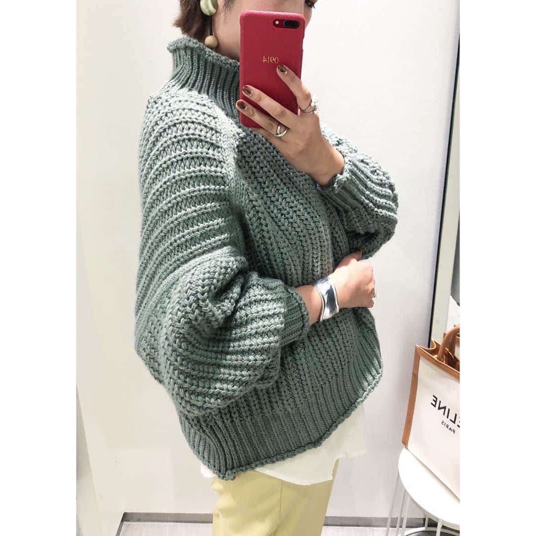 のインスタグラム：「☆☆☆ ・ ・ 欲しかったニット買えた グレーと悩んでグリーンに XLだよ @hm  ・ ・ 一緒に行った @natsu420  @shizuka.watanabe も色違い買ってた いつか一緒に着ようねー ・ ・ ・ ・ ・ ・ ・ #hm #試着レポ #ニット#チャンキーニット  #きれいめコーデ #きれいめカジュアル  #大人カジュアルコーデ #大人カジュアル  #code#coordinate#ootd#instafashion#今日のコーデ#ママコーデ#ママファッション#男の子ママ #高身長女子 #ponte_fashion#r_fashion#大人女子#シンプル #シンプルコーデ #きれいめファッション#高身長コーデ」