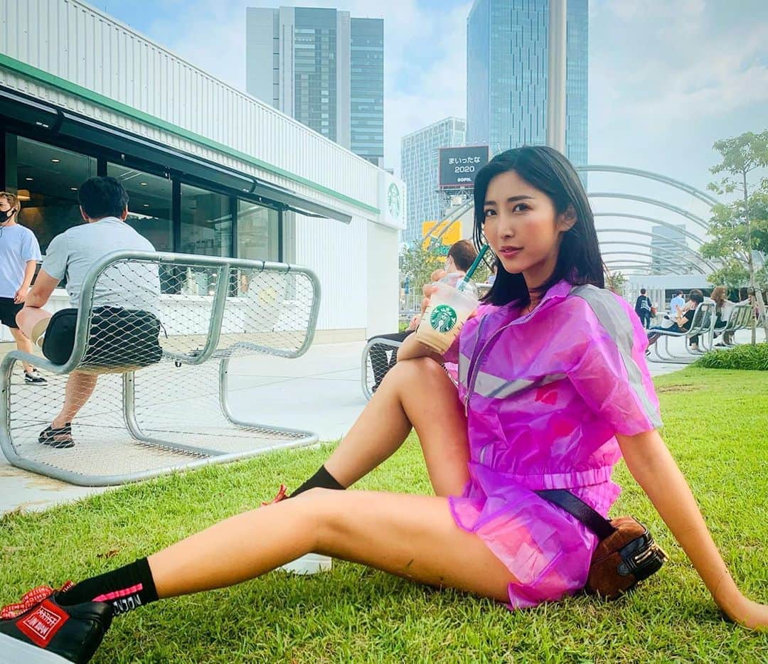 のインスタグラム：「宮下パークのスタバ初💖 居心地良かったあ💖  ノーマルカメラのビビッドモードが いい感じなのが発覚！  👚by @fashionnova   #宮下パーク#渋谷#すたーばっくす #starbucks #miyasitapark」