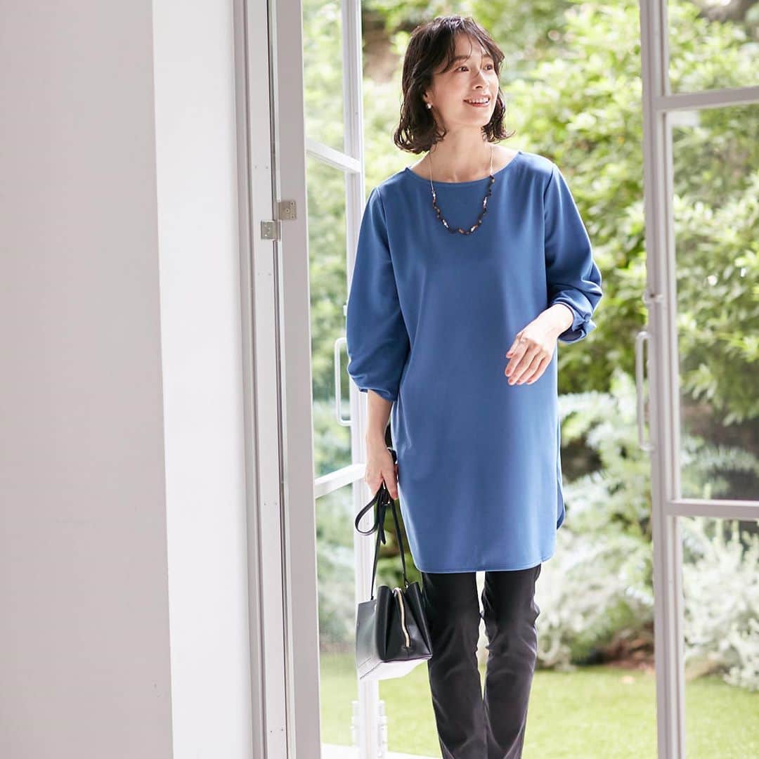 HusHusHのインスタグラム：「【HusHusH LADIES】﻿ 大人の欲張りチュニック  お悩み解決！万能チュニックができました✨ 大人の欲張りポイントが詰まった 「シャツ」「ジャージー」「ニット」3つの チュニックが登場！ 秋のスタイリングに向かい入れて✨  ◆細見え スキニー合わせでゆるピタシルエットを楽しんで🤗  袖ツイストチュニック ￥2,999＋税  【S-LLサイズ/シアバター配合/手洗いOK】らく美パン（スキニー）  ￥2,999＋税  ラウンドZIPあおりミニショルダーバッグ ¥2,999(本体)+税  ◇女性らしく優しい印象をあたえるボートネック ◇華奢な手首に見せる袖のツイストデザイン ◇後ろ姿もすっきり見せたいときは、Vネック選べる2wayデザイン  @hushush_official﻿ プロフィール画面﻿ にありますURLリンクサイト﻿ ぜひご覧くださいませ﻿✨ ﻿ #ハッシュアッシュ #ハッシュアッシュfan #hushush」
