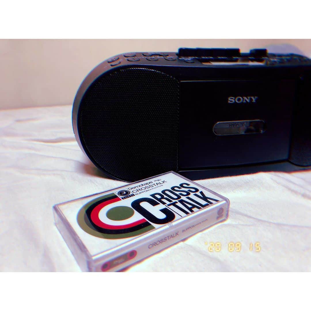 etsucoのインスタグラム：「✱ ✱ ✱ シンプル真っ黒ラジカセあった！ やっとテープで聴ける。🖤(遅) ✱ @bupponaxis  ✱ MP3とは違う鈍さがいい。 ✱ ✱」