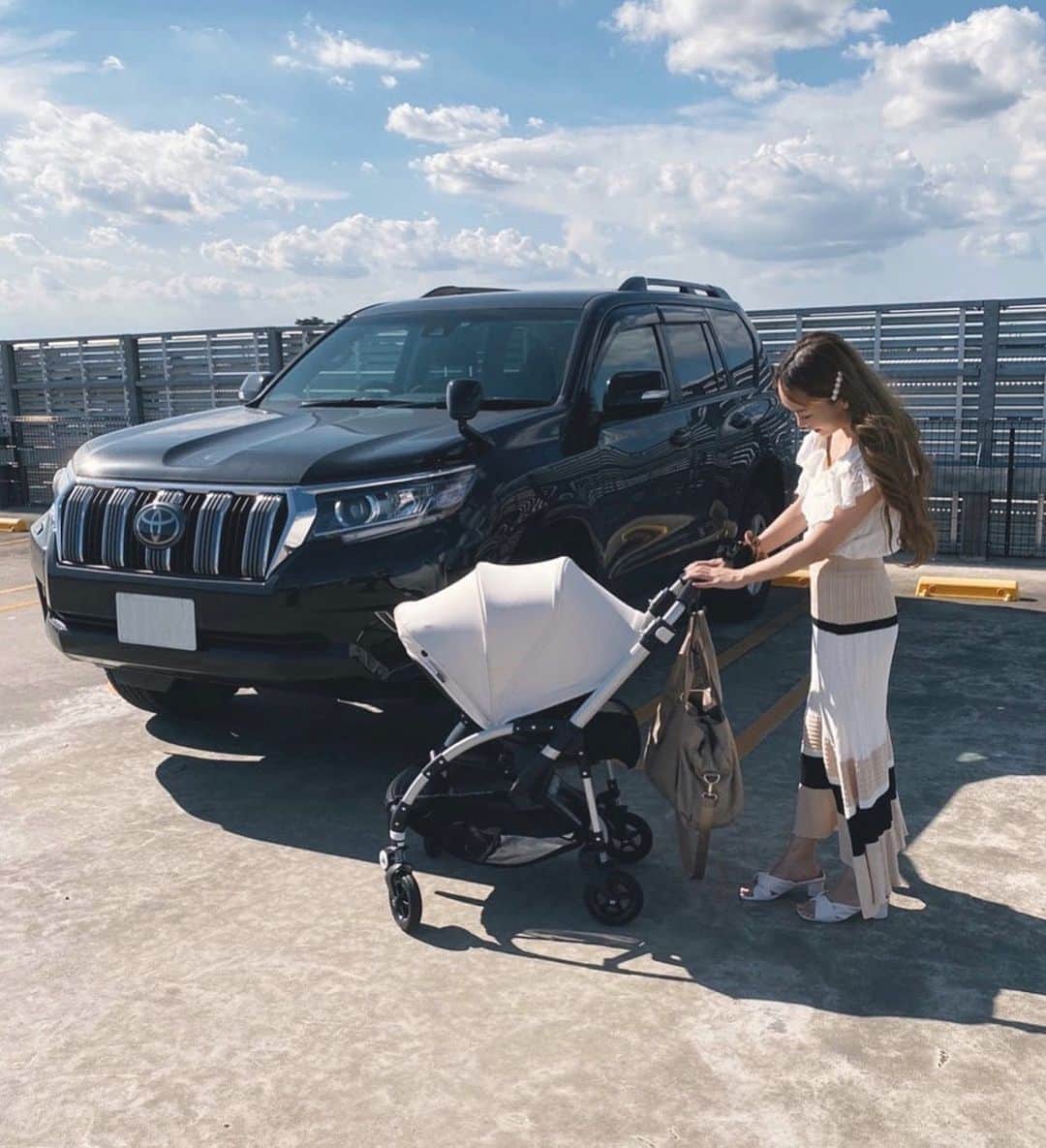 のインスタグラム：「... . 2人目が産まれて、ベビーカーを買い替えようと 思っていたところにまさかのお声かけ頂き、 バガブービー5が我が家にやってきました👶🏼🖤 . 新生児〜体重22kgまで乗れるから あかりもがっくんも使えるし、カスタムして ホイールボードを付ければあかりも座れるから、 コンパクトなのに2人乗りもできる👧🏼👶🏼♡ . 走行性がかなり良くて、あかりを乗せて がっくんを抱っこ紐の状態でお買い物する時も 片手ですいすい操作できるし、ガタガタ道とか コーナー曲がる時に困ったことが全く無い❤︎ . ハンドルバーが10段階で調節できるから パパが押すときは身長に合わせて変えられるのも🙆‍♀️𓂂 . お買い物する時は買い物カゴを片手に持つと 通路の邪魔になるから、ハンドルバーの部分に フックを２つかけて、そこに買い物カゴを ぶら下げてお買い物してるけど、ハンドルバーが 伸びるとその時も前屈みにならずにそのまま 押せて、がっくん抱っこした状態でも平気だし 凄い便利で、わたしにとっても嬉しい機能♡ . おちびたち2人連れてお買い物も このベビーカーにしてから余裕です☺️♡ . そしてなんといっても自分好みにカスタムできる デザインが可愛くて、使う度にテンション 上がる🙈♡♡ . お値段は少々お高めですが、お洒落で機能性も良いし 1人目、2人目と長く使えるのでお勧めです❤︎ . . ………………………………(♡)……………………………… .」