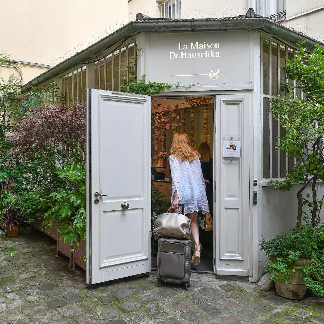Dr. Hauschka Japan ドクターハウシュカのインスタグラム：「パリよりお届けいたします。 パリの街の一角に「La Maison Dr.Hauschka 」というDr.ハウシュカの公式エステティックサロンがあります。 .  . ⁠内装や建物も含め、環境に配慮した木材や⁠石の素材などを厳選して作り上げられています。⁠⠀ 室内もグリーンが溢れていて、とても心地の良い空間です。⁠⠀ .⁠⠀ .⁠⠀ こちらのサロンではDr.ハウシュカの独自のトリートメントを⁠ご自身のニーズに合わせてフェイスやボディーのホリスティックな施術を受けていただくことができます。どのメニューを選んだとしても、唯一共通していることがあります。それはまずバスエッセンスを使ったフットバスとマッサージからはじめることです。 .⁠⠀ .⁠⠀ Dr.ハウシュカのボディ&バスケア製品は、エステでのトリートメントにも使用されているアイテムです。ぜひ、Dr.ハウシュカのボディケア製品で、ゆっくりとおうちでご自身を慈しむセルフケアをお楽しみください。⁠⠀ .⁠⠀ .⁠⠀ #drhauschka #Drハウシュカ#ドクターハウシュカ#ナチュラルコスメ　#オーガニックコスメ#スキンケア#オーガニックスキンケア#ナチュラルメイクアップ#植物エキス#オーガニックメイク#植物療法　#リズム製法　#ホリスティックビューティ#ナチュラルビューティ#ハーブ#アントロポゾフィ#エステ#植物エキス #ホリスティック#サステナブル#クリーンビューティ#エコフレンドリー#ドイツ#ドイツコスメ#持続可能#有機農法#バイオダイナミック農法#フェアトレード#ボディケア」