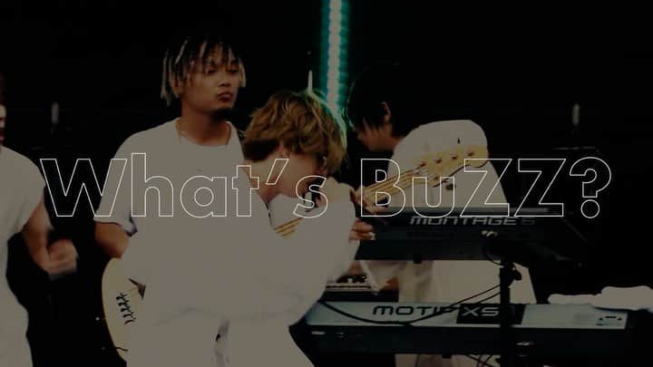 BuZZ【公式】のインスタグラム：「BuZZ ONLINE LIVE 「What's BuZZ?」﻿  詳細発表＆視聴チケット販売開始！﻿ ﻿ 「What's BuZZ?」﻿ 10.9(金)20:00開演﻿ ﻿ 配信はZAIKO @zaiko_io にて行います。﻿ ﻿ 🎫チケットは2種類！﻿ ﻿ 1.特典付きチケット：¥3,500﻿ 生配信+アーカイブ+終演後Zoomにてアフタートーク(全員)+終演後Zoomにて個別トーク(抽選)﻿ 販売期間：〜10.3(土)23:59まで﻿ ﻿ 2.一般チケット：¥2,000﻿ 生配信+アーカイブ﻿ 販売期間：〜10.12(月)21:59まで﻿ ﻿ ※生配信終了後も上記チケット購入でアーカイブ視聴が可能です。﻿ ※アーカイブ視聴はライブ本編のみとなり、10.12(月)23:59まで可能ですので、予めご了承下さい。﻿ ﻿ ●配信メディア﻿ 配信はZAIKOにて行います。﻿ ※チケットの購入・動画の視聴にはZAIKOのアカウントへの登録が必要となります。﻿ ※配信メディアに記載の注意事項をよくお読みいただき、視聴可能な環境をお持ちかどうか、必ずご確認いただいた上でご購入くださいますようお願いいたします。﻿ ﻿ 🔗詳細はプロフィールURLから﻿ ﻿ “What’s BuZZ Tシャツ”通信販売中。﻿ ﻿ #Whats3u22 #3u22」