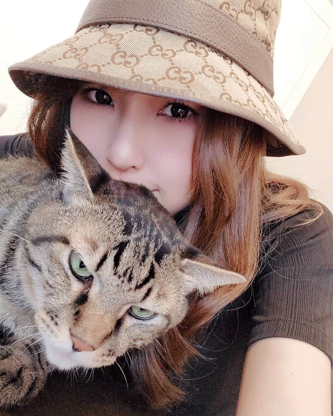 佐藤夏希のインスタグラム：「家のmen's達からモテモテの私← エイトも私のこと大好きなんだよね😅  私がエイトと仲良くしてると昴が嫉妬するし…(笑)  あんなに小さいときにお迎えした猫達も、もう8歳だよ😱 Baby👶来たらまたびっくりするだろうな‼️賑やかになりそうだ🧡  ⏩2枚目 9/23にロート製薬さんから発売される「アウナマイルドホットクレンジングジェル」を @castsselect さんからいただいて一足お先にお試ししました❤️  なんと99%美容液で出来てるの！ それなのにめーっちゃメイクが落ちるからお肌に負担をかけずにメイクを落とせるよ💓 肌に馴染ませると温かくなる感じがたまらない♡  洗顔料としても使えるので 朝の洗顔にも使わせていただいてます❤️  @auna_rohto_official #auna #日本初#キャストズセレクト #男の子#男の子ママ#gucchi#猫のいる生活#息子#息子ラブ #2歳#ママ#ママさんと繋がりたい #ママスタグラム#mama#mamastagram #mamanoko #ママリ#妊娠記録#マタニティライフ#マタニティ#二人目妊娠中#babyboy#boy#成長記録#幼児 #妊娠後期#9ヶ月#妊娠9ヶ月」
