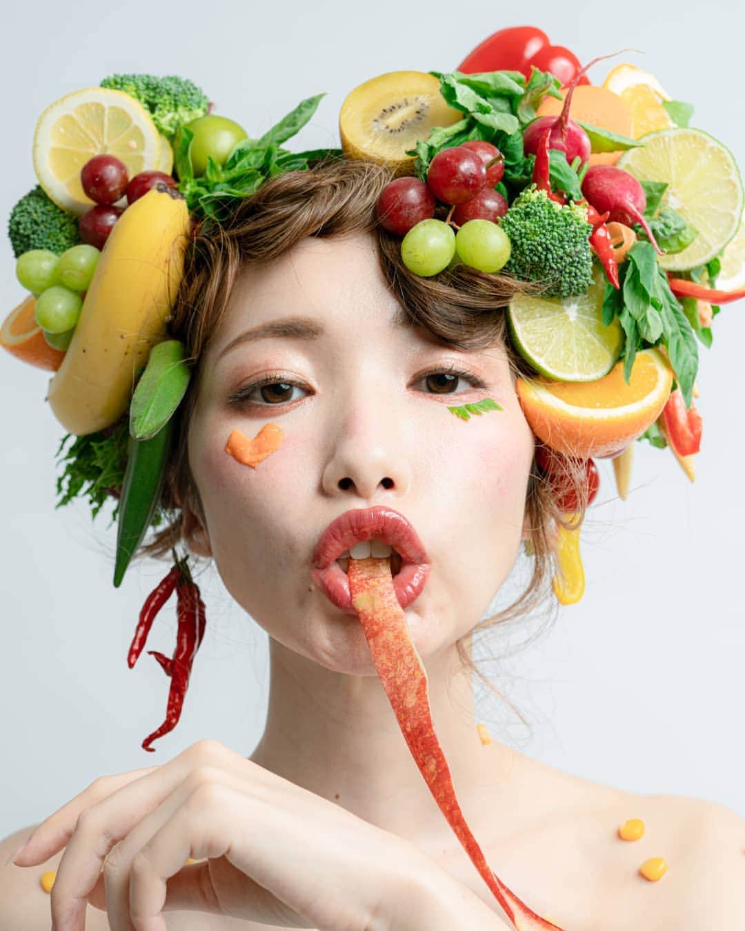 彦坂まなみさんのインスタグラム写真 - (彦坂まなみInstagram)「時間差になっちゃたけど🥺　　　　　　　　　 フルーツver.  photo by @kagawa_junpei hairmake by @miomiooooooo77   @yoshida_shinobu  #フルーツ #フルーツ盛り  #fruits #fruitsbasket #カラフル #colorful #ポートレート #作品撮り  #フリーランス #フリーモデル  #beautyshoot #beautyphotography #eat #bite #りんご」9月15日 18時39分 - ma7am1