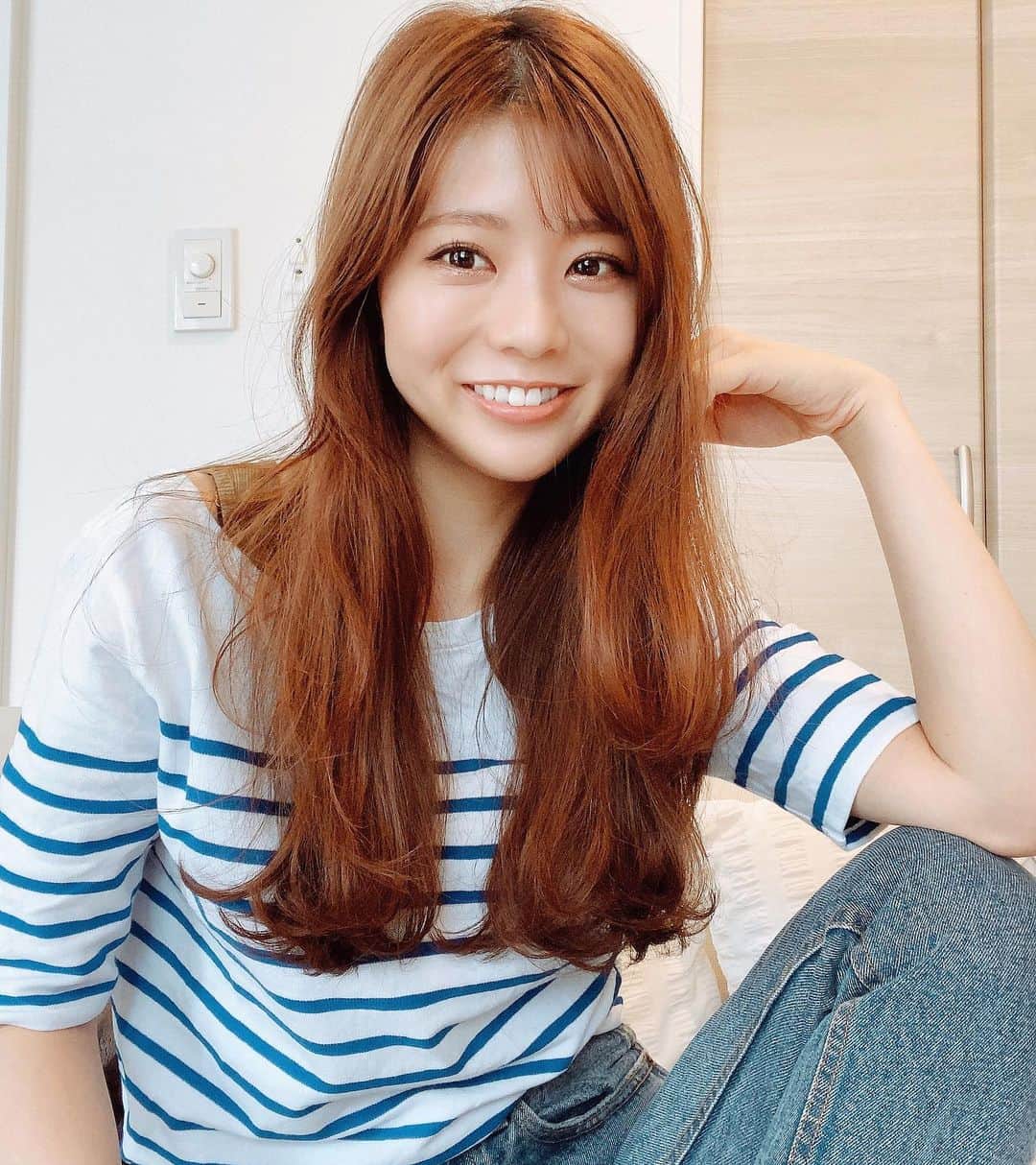 悠衣さんのインスタグラム写真 - (悠衣Instagram)「💙 今日はメイク・ヘアの インスタライブを見てくださった皆様ありがとうございます✨ ・ ・ ヘアはスタイリング剤をつけていない状態。 ・ ・ ラフな格好や会社に行く日は スタイリング剤はつけません♪ ・ ・ 2枚目は1枚目の髪にスタイリング剤をつけた状態✨ スタイリング剤つけるだけで だいぶふわっとボリュームがでるでしょー❤︎ ・ ・ ワンピースにちゃっかり着替えてますがw ワンピースなどふんわりしたお洋服を着る日は ヘアもふわふわにします♪ ・ ・ ちなみに使ったスタイリング剤は N.のスタイリングセラム✨ ・ ・ メイクも最近はだいぶナチュラルだよん！ 喋りながらやったので今日は30分超えてましたが、 普段は ヘアとメイク合わせても20分くらいかな♪ ご参考になればうれしいどぇす！ ・ ・ #インスタライブ#ヘアメイク#メイク#スタイリング剤#スタイリング#ヘアスタイル#ロングヘア#ナチュラルメイク#ボーダー#好き#プチプラメイク#メイク#makeup」9月15日 18時40分 - yu1_1987