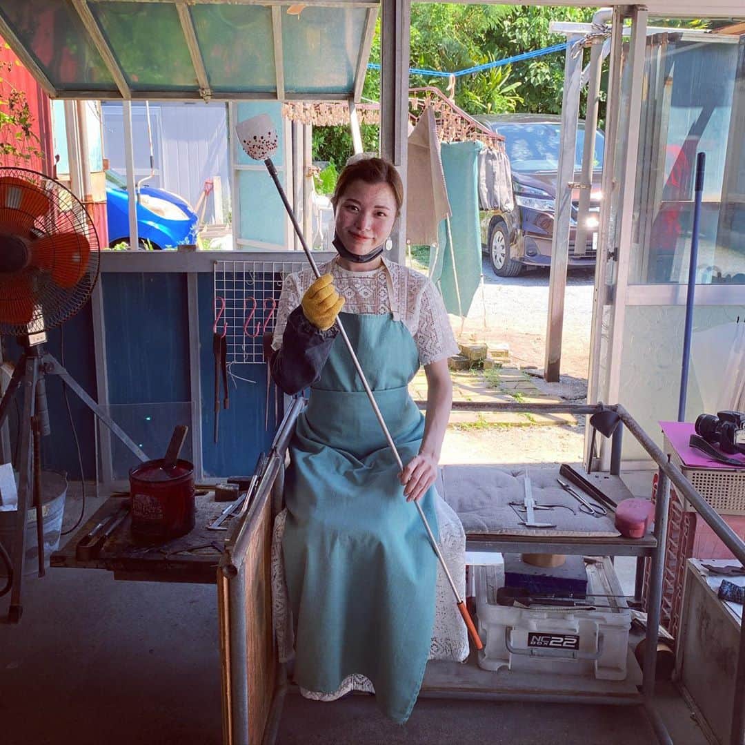 Laraのインスタグラム：「🌞 . はじめてのコップづくり❣️ 完成🤗!って顔してるけど、 ほとんど定員さんがしてくれた🤭😂👏✨ アツアツの赤い硝子きれかったなあ🌬❣️ 世界に１つのコップ完成して大満足😚❤︎❤︎  #吹き硝子」
