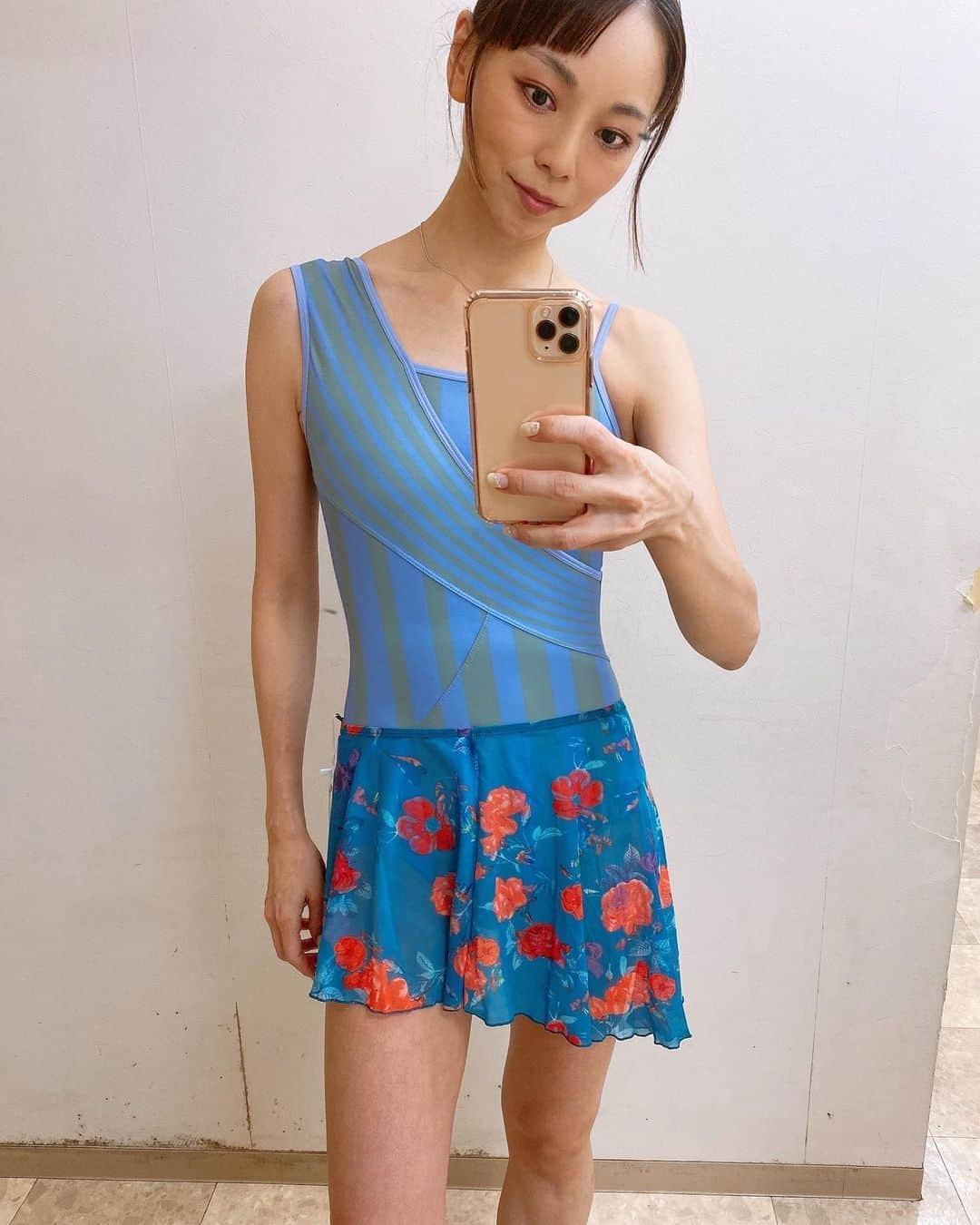 上野水香さんのインスタグラム写真 - (上野水香Instagram)「@keithlinkdancewear  Thank you for offering me stunning leotards and skirt 🌹💙　Love them!! 今日はなんと#台湾 から素敵なウェアが届きました！ キースリンクダンスウェアというブランドです🌹 新鮮なカラー使いとデザイン☺️ レオタードもスカートもとても可愛いです😍素敵なウェアはお稽古のモチベーションあがりますね☺️  わたしのフォロワー様には、 ここのウェアをお買いになりたい場合、 KLXMIZUKA の特別割引コードで10% discount だそうです💗 是非☺️」9月15日 18時51分 - mizukaueno