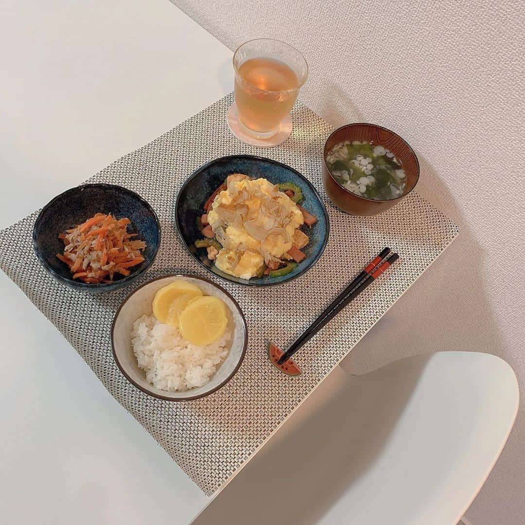 斉藤優里さんのインスタグラム写真 - (斉藤優里Instagram)「ご飯🍚﻿ ・ゴーヤチャンプルー﻿ ・無限人参﻿ ﻿ 初めてのものだらけの挑戦！﻿ スパムが冷蔵庫に残っていたから﻿ 使いたくて思いついたのがゴーヤチャンプルー🕊🌿﻿ 卵はトロトロ派なので最後にあとのせしました♡﻿ ﻿ 無限人参🥕は人参とツナだけで、﻿ 調味料を混ぜれば、ぱっぱっと出来ちゃう﻿ お手軽なおかずです、なのにも関わらず﻿ 美味しくてぱくぱく食べれちゃいました🧸🎈﻿ ﻿ ご飯のお供はこの前使った﻿ サラダの残りのたくあんを♡（笑）﻿ ﻿ ﻿ ﻿ #斉藤優里 #ゆったん﻿ #たんたんたんゆったんたん( •ㅈ• )﻿ #ゆったんのお料理日記﻿ #ご飯 #もぐもぐ #🍚﻿」9月15日 18時51分 - yuuri_3ito