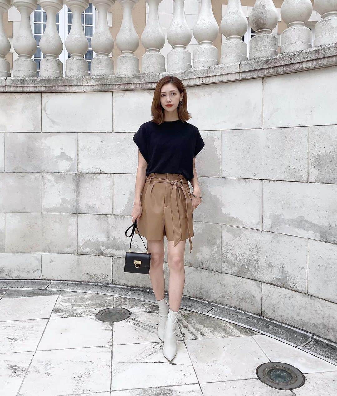 石黒美帆のインスタグラム：「*﻿ 🍁﻿ tops#rustal shorts&boots#zara﻿ bag#ferragamo  ﻿ ﻿ 今年はレザーアイテムが豊富ですね😊﻿ 撮影後に私服まで撮ってもらっちゃいました📸﻿ ﻿ 撮影で着た秋服も可愛すぎたのでまた載せますね！﻿ ﻿ ﻿ #fashion#fashionstyle#fashiongram#instafashion#outfit#ootd#dailylook#패션#오오티디#ファッション#コーデ#秋服#秋コーデ#ザラジョ#ザラジョコーデ#ラスタル#フェラガモ#シンプルコーデ#ショートブーツ」