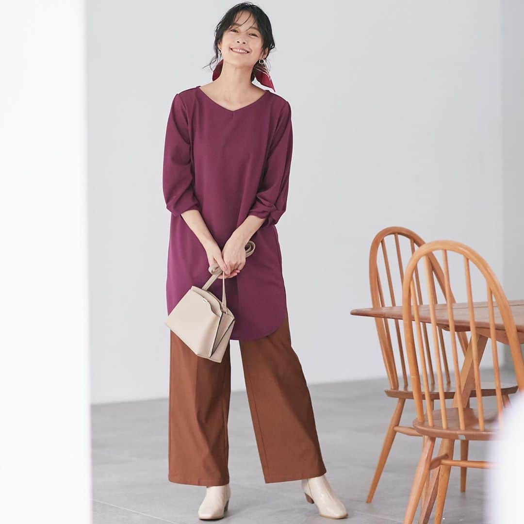 HusHusHのインスタグラム：「【HusHusH LADIES】﻿ 大人の欲張りチュニック  お悩み解決！万能チュニックができました✨ 大人の欲張りポイントが詰まった 「シャツ」「ジャージー」「ニット」3つの チュニックが登場！ 秋のスタイリングに向かい入れて✨  ◆おしゃれ見え 大人な遊び心！オータムカラースタイル  袖ツイストチュニック ￥2,999＋税  【S-LLサイズ/シアバター配合/手洗いOK】らく美パン（ワイド） ¥3,999(本体)+税  フラグメントケース付あおりショルダー ¥3,399(本体)+税  レオパードプリントスカーフ ¥1,999(本体)+税  変形メタル＆プレート重ねネックレス ¥1,699(本体)+税  スクエアトゥミドルローヒールブーツ ¥3,999(本体)+税  ◇女性らしく優しい印象をあたえるボートネック ◇華奢な手首に見せる袖のツイストデザイン ◇後ろ姿もすっきり見せたいときは、Vネック選べる2wayデザイン  @hushush_official﻿ プロフィール画面﻿ にありますURLリンクサイト﻿ ぜひご覧くださいませ﻿✨ ﻿ #ハッシュアッシュ #ハッシュアッシュfan #hushush」