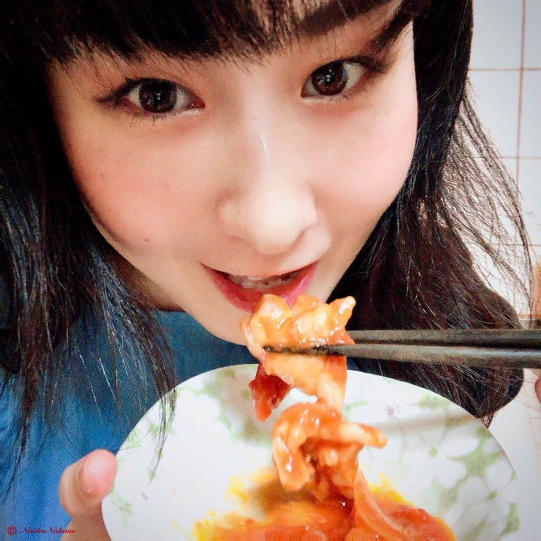 中野菜保子さんのインスタグラム写真 - (中野菜保子Instagram)「. 「ニューアイテムが届きました✨」 🥘ラクックグランポット🥘 @paloma_since1911 . 写真は🍎🍎🍎🍎🍎🍎🍎🍎🍎🍎枚♪ . 1:新発売！！！ 2:この差❗️ 3:こんな感じ 5:玉ねぎから！！！ 6:蓋をしましょう 7:完成🍅 9:ミトン付き 10:恒例の . ご機嫌いかがですか？（≧∇≦）？ . 9月7日に新発売のニューアイテム 「ラ・クックグランポット」 が届きました📦🥘✨ . めっちゃ楽しみ やったんですよ〜〜😭😭😭 . 何故かって、 その利便性に激ハマり中の 「ラ・クックアラカルト」 のグレードアップ版❗️❗️ やからです↗️↗️↗️ . . 前よりも深く(85mm)なって パンや蒸し物もできる🍞🥟🥐 2.4Lで家族分一度に作れます☆ コンロでも使えます。 . 他のラ・クックが出来ないこと 「煮る・燻製・蒸す・炊く ・パンを焼く」ができる 優秀グリルパンです🍳🍳🍳 . . . というコトで 「Paloma(パロマ)第1号公式アンバサダー」中野、 さっそくラ・クックグランポットを使って 鶏肉のトマト煮を作ります🔥🔥🔥  . . 【材料】2〜3人分  鳥もも肉　300g 玉ねぎ(薄切り)  1/2個 シメジ　1/2袋 ニンニクスライス　ひとかけら  <A> トマト缶(カット) 1缶 ケチャップ　大さじ2 ウスターソース　大さじ1 塩　小さじ1/4 こしょう　少々 コンソメ顆粒　小さじ2 . . 【鶏肉のトマト煮つくり方】 . 🍅1:鳥もも肉などを下準備 ひと口大にカットして、 塩胡椒(分量外)をしておく . シメジは石づきをとってカット 玉ねぎは薄切り ニンニクはお好みで🧄 . 🍅2:ラクックグランポットへ 専用網は使わないです。 油もひかなくてOK🙆‍♀️ 玉ねぎ・シメジ・鳥もも肉・ニンニク の順に入れ、 「A」を上から満遍なくかける。 蓋をする。 上下強火・約15分🔥 . 🥓3:15分加熱したら余熱で！ 過熱後そのまま 余熱で約15分☀️ . 🥓4:完成！！ グランポットのまま 木製プレートへ❗️ 保温されて冷めにくいです🍳 . . いっぺんに沢山作れる！🍻🥂🥘 . 満遍なく火が通って とても柔らかく煮えたので 高齢の両親も喜んで 食べてくれました。 . 酸っぱさが苦手な方は ウスターソースを加減するか お砂糖で調整して下さい🌟🍓🌟 . 食欲の秋です🍳🍳🍳 お料理も楽しい秋(^-^) 腕が鳴るぜ🎶 ＊ ＊ ＊ #鶏肉のトマト煮 #トマト缶  #キャンプ飯 #パロマ #paloma #第1号 #公式アンバサダー  #中野菜保子 #俳優 #actor  #singergirl #moviestar  #温もり系女子 #ナオ部 #のんびり屋 #ラクック #ラクックグラン  #ラクックグランポット #パロマアンバサダー #家族との時間 #パロマガスコンロ #パロマグリル #パロマラクック #時短料理  #簡単ごはん #おうちごはん  #手料理 #お菓子作り  #ガスコンロ 大使 #エプロン女子 @paloma_since1911 @syanhaijitensya」9月15日 18時47分 - naokonakano8319