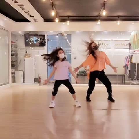 ウンチェのインスタグラム：「#지난영상 세 시간 수업 후 찍은 영상이라  많이 부족하지만 이 또한 기록이니까🙃  본격적으로 댄스 좀 가르쳐 볼까 했는데  이놈의 코로나가 발목을 잡네👊🏻 - - - - #블랙핑크 #blackpink #howyoulikethat #yg #kpop #idol #dance #키즈모델 #주니어모델 #아역배우 #이은채 #eunchae」