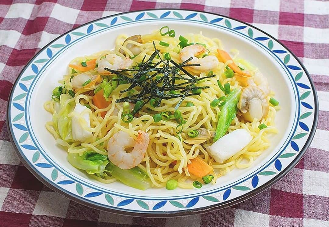 エバラ食品さんのインスタグラム写真 - (エバラ食品Instagram)「【エバラおすすめ！テレワーク飯】 本日は「 #浅漬けの素 」で作るまろやか塩焼そばをご紹介します＾＾ . あっさりとした塩味の「浅漬けの素 レギュラー」は焼そばの味付けに使ってもおいしいんです＾＾ . シーフードミックスを入れて炒めれば、彩りのいい海鮮塩焼そばが手軽にできますよ♪ . ＜材料 2〜3人分＞ 中華麺(蒸し) 2玉 シーフードミックス(冷凍) 200g キャベツ 2枚(約100g) にんじん 1/4本 エバラ浅漬けの素 70ml サラダ油 適量 小ねぎ(小口切り)、刻み海苔 適宜 . ＜作り方＞ 【1】キャベツはざく切りに、にんじんは短冊切りにします。中華麺はあらかじめ電子レンジ(600W)で約1分加熱し、ほぐしておきます。 【2】フライパンに油を熱し、シーフードミックスと野菜を炒め、【1】の中華麺を加え、「浅漬けの素」で味付けして、できあがりです。 ※お好みで小ねぎと刻み海苔を添えてお召しあがりください。 . #エバラおいしいレシピ #エバラ食品 #おうちごはん #レシピ #料理好きな人とつながりたい #焼きそば #塩焼きそば #海鮮焼きそば #中華麺 #麺スタグラム #シーフードミックス #えび #いか #キャベツ #にんじん #ねぎ #海苔 #テレワーク飯 #お昼ごはん #おうちランチ #デリスタグラム #instafood #foodstagram #おうちでできること」9月15日 19時01分 - ebarafoods