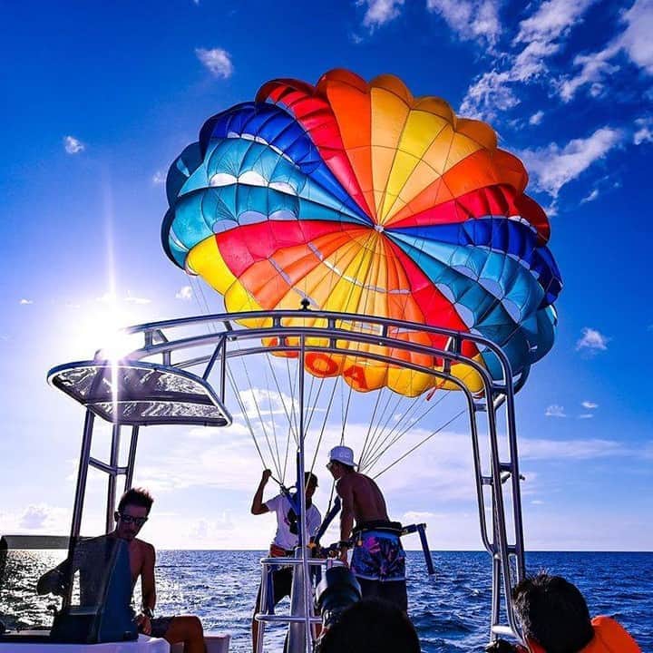 Be.okinawaのインスタグラム：「Float gently into the sky while experiencing the gentle breeze as a 360° panoramic view appears before your eyes.  Enjoy your sky walk over the ocean that reflects the glittering sunshine. Beginners are welcomed!  📍: Ishigaki Island 📷: @malulani_isg787 Thank you for the lovely picture!  We look forward to welcoming you when things settle down. Stay safe! #okinawaathome #staysafe  Tag your own photos from your past memories in Okinawa with #visitokinawa / #beokinawa to give us permission to repost!  #石垣島 #八重山諸島 #marin #activity #パラセーリング #parasailing #帆傘運動 #패러세일링 #japan #travelgram #instatravel #okinawa #doyoutravel #japan_of_insta #passportready #japantrip #traveldestination #okinawajapan #okinawatrip #沖縄 #沖繩 #오키나와 #旅行 #여행 #打卡 #여행스타그램」