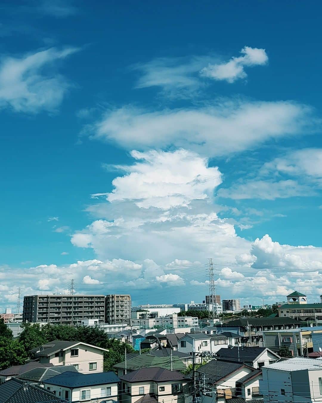 Galaxy Mobile Japanさんのインスタグラム写真 - (Galaxy Mobile JapanInstagram)「夏といえば…！？今日は空一面に広がる大きな入道雲を見つけました☁​ 📸#GalaxyS20 5G #withGalaxy​ Photo by @wagnus  ・​ ・​ ・​ #Galaxy5G #ギャラクシーS20 #ギャラクシー #青空 #入道雲 #残暑 #夏が好き #夏の思い出 #夏の風景 #空を見上げて #空を見上げるのが好き #誰かに見せたい風景 #夏の終わり #夏の雲 #夏の #空を見上げて #スマホカメラ #スマホ写真 #スマホ撮影 #スマホ撮り #スマホ越しの私の世界 #Galaxyカメラ部​ ・​ 皆さんも夏の終わりを感じる写真が撮れたら「#Galaxyカメラ部」をつけて投稿してね♪ Galaxy のInstagramで紹介されるかも⁉✨​ ​」9月15日 19時00分 - samsungjpn