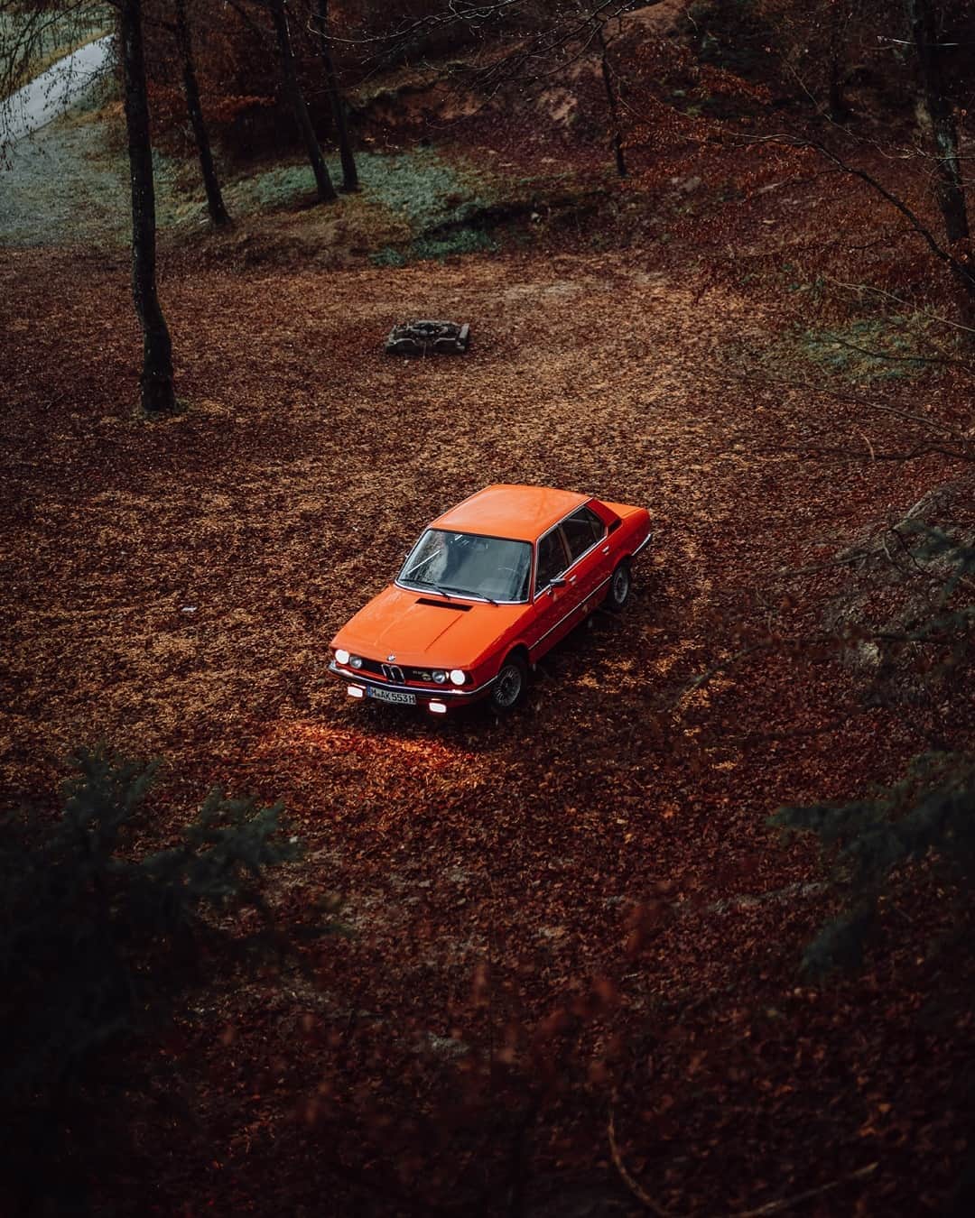 BMWのインスタグラム：「Not your usual forest fairy.  The first generation of the BMW 5 Series.  #BMW #5Series #BMWClassic #BMWrepost @bmwjogge @bmwclassic」
