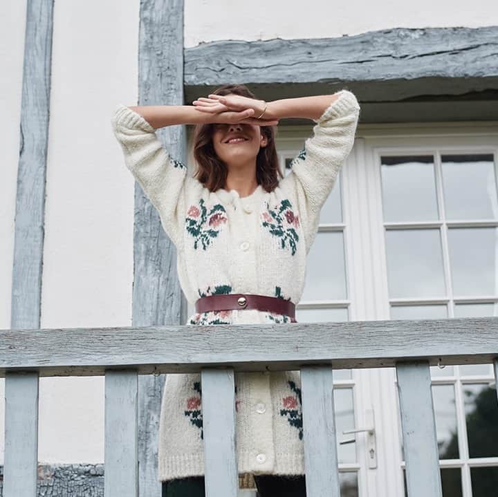 のインスタグラム：「Clairette : un jacquard esprit champêtre composé de petits bouquets 💐⁠ Fabriqué en Italie, son fil est épais, doux et très chaud⁠ ! ⁠ ⁠ Cette saison, on adore ceinturer nos mailles ✨⁠ ⁠ #despetitshauts #despetitshautsaddict #despetitsmoments #nouvellecollection #eauvive #lavieenplusjoliedepuis20ans #lavieenplusjolie」