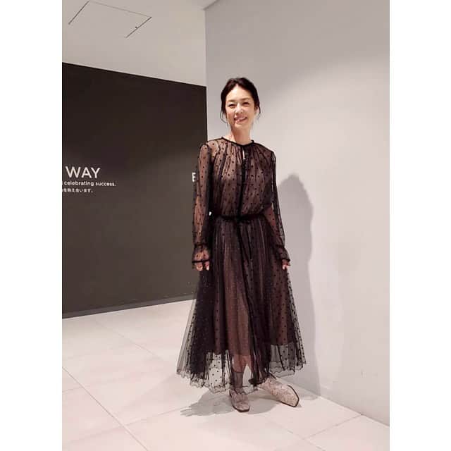 加藤紀子のインスタグラム：「本日もQVCでのエレクトーレさん　@electore ご紹介回にお付き合いくださった方々、ありがとうございました。 使い続けて早9年、たった10秒のフェイストリートメントのケアで、好きな肌がキープとは、なんとも幸せな事か…。  エレクトーレさんHP内でもそんな思いを綴るエッセイを書かせて貰っているので良かったらぜひ！  HMミホさん　ST早苗さん、 今日もまた素敵に仕上げて下さりありがとうございました😊」