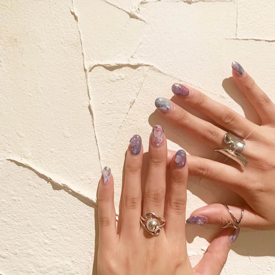 のインスタグラム：「My favorite ring💍 . ずっとアクセサリーはゴールド が多かったのですが、最近は シルバーアクセにハマり中 特にリング。 . . .  . . . #アクセサリー#ジュエリー #リング#ネイル#accessory #jewelry#ring#nail#artnail #シルバーアクセサリー #ビンテージ#vintage #ヘアメイクアーティスト #中村巴美」