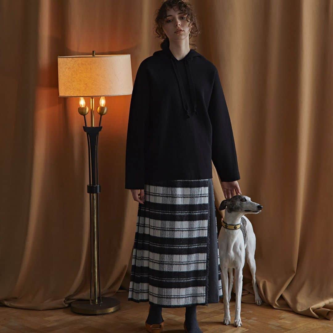 エリオポールのインスタグラム：「. Brit chic! 9.4.fri.-10.4.sun. . . PULLOVER [Letroyes]  30,000yen+tax SKIRT [O'NEIL OF DUBLIN]  31,000yen+tax PIERCED EARRING [SHYLA]  9,000yen+tax PIERCED EARRING [SHYLA]  9,000yen+tax SHOES [FABIO RUSCONI]  26,000yen+tax . . . . #HELIOPOLE #エリオポール #britchic #Letroyes #2020aw #autumnwinter #selectshop #fashion #style #british #britishstyle」