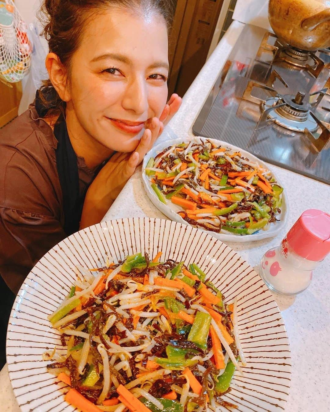 スザンヌさんのインスタグラム写真 - (スザンヌInstagram)「先日﻿ #食と健康の未来フォーラム　に参加させていただいて﻿ 正確な食の情報をきちんと知ることの大切さ、理解を深めて学ぶことの必要性を感じました。﻿ ﻿ それからわたしなりにいろいろ調べたり専門家の先生にお話しを聞く中で、﻿ 「うま味を感じて、おいしいものを、おいしくいただこう」﻿ そのことが我が家にとっては、﻿ どんな食材や調味料で料理して﻿ （たまにいろいろこだわって出したときの頑張った料理は全然食べなかったりする息子😂）﻿ 食卓に並べることより、﻿ 美味しいね！楽しいね！といただきますして、﻿ 尚且つ、安全性を自分達が分かっているなら﻿ その方が暮らしが豊かになるんじゃないかと思っているところです☺️﻿ ﻿ 長くなりましたが、そんなこんなで﻿ ﻿ うま味調味料「味の素®」を使って、﻿ #飲兵衛料理研究家 ←だいすき♡笑﻿ #UMAMISTAR  のおねこさん　@oneko_kitchen ﻿ のレシピ、﻿ 【しゃっきり&コクうま!やみつきピり辛ナムル卵のっけ】﻿ を参考に#スザ飯　作ってみました♡﻿ ﻿ シャッキリ歯切れ良く、うま味とコクがしっかり♡噛むほどに美味しくてやみつきになるピリ辛ナムルが電子レンジで簡単手軽に作れました♡﻿ ﻿ #ピリ辛ナムル卵のっけ﻿ #ザーサイサラダ﻿ #スンドゥブチゲ ﻿ #プルコギ　（買ったのやいただけ😂）﻿ ﻿ なんとなく#お家韓国料理 にしました♡﻿ 簡単美味しい時短メニューばかりなのでよかったら皆さんも作ってみてね🍳﻿ 参考にさせて頂いたレシピは﻿ スワイプの最後に♡﻿ ﻿ ﻿ アジパンダエプロンがかわいすぎて🐼﻿ ﻿ ﻿ ﻿ #味の素﻿ #食と健康の未来フォーラム﻿ #PR」9月15日 18時58分 - suzanneeee1028