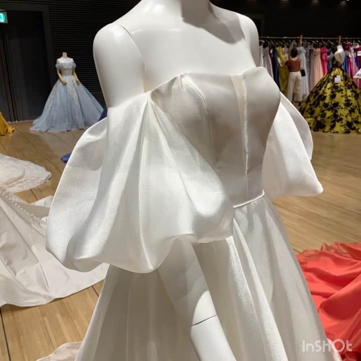 ウェディングドレスMerry Marry（メリーマリー）のインスタグラム：「@merrymarry_dress 　﻿ をフォローをお願いします。﻿ ﻿ *･゜ﾟ･*:.｡..｡.:*･'(*ﾟ▽ﾟ*)'･*:.｡. .｡.:*･゜ﾟ･*﻿ ドレスメーカーさんの﻿ 展示会に行ってきました。﻿ 業界では2月と9月が﻿ 大きな展示会となり﻿ 京都展が先に行われ﻿ その後東京展が開かれます。﻿ ﻿ 全国の会場さんや、﻿ ドレスショップの﻿ バイヤーさんが新作を求めて﻿ 集まってくるのですが、﻿ 今年は違います。そうコロナです。﻿ コロナの影響でどこの展示会会場も﻿ 寂しいです。﻿ ﻿ ただみんな大変な中、﻿ メーカーさんも会場さんも私﻿ たちドレスショップも﻿ これから挙式披露宴される方﻿ フォトウェディングされる方﻿ 全てのプレ花嫁様に素敵な時間を﻿ 提供できるよう﻿ 一生懸命頑張ってます！﻿ ﻿ コロナの早期の終息と﻿ 皆様の幸せのお手伝いを﻿ 沢山したい!﻿ っと心から思った日でした。﻿ みんなで頑張りましょう！﻿ ﻿ *･゜ﾟ･*:.｡..｡.:*･'(*ﾟ▽ﾟ*)'･*:.｡. .｡.:*･゜ﾟ･*﻿ ﻿ ✨◇コロナに負けるな！◇✨﻿ 花嫁様キャンペーン﻿ ブランド『the　D』さんの﻿ ブライダルインナー﻿ 美フォルム・ロングラインブラシンプル・﻿ キレイウォーカーなどなど全て﻿ ✨特別３割引！✨﻿ ﻿ *･゜ﾟ･*:.｡..｡.:*･'(*ﾟ▽ﾟ*)'･*:.｡. .｡.:*･゜ﾟ･*﻿ ﻿ COVID-19の影響で、﻿ 秋から冬挙式やフォトウェディングで﻿ まだドレスが決まってない方。﻿ 焦らないで下さい！﻿ ドレス短納期で作成できるよう﻿ メリーマリーも頑張ります！﻿ ﻿ *･゜ﾟ･*:.｡..｡.:*･'(*ﾟ▽ﾟ*)'･*:.｡. .｡.:*･゜ﾟ･* ﻿  ﻿ >>>エレガントなドレスをお探しの方は♡﻿ @merrymarry_elegant﻿ >>>リゾートにあうドレスをお探しの方は♡﻿ @merrymarry_resort﻿ >>>卒花嫁さんのお写真を見られたい方は♡﻿ @merrymarry_bride﻿ ﻿ *･゜ﾟ･*:.｡..｡.:*･'(*ﾟ▽ﾟ*)'･*:.｡. .｡.:*･゜ﾟ･*﻿ ﻿ @merrymarry_dress を﻿ フォローお願いします。﻿ 『#メリーマリー 』で、試着レポや﻿ 当日のメリーマリーのドレスの写真を﻿ 投稿して下さいね！♡﻿ ﻿ *･゜ﾟ･*:.｡..｡.:*･'(*ﾟ▽ﾟ*)'･*:.｡. .｡.:*･゜ﾟ･*﻿ ﻿ #ウェディングドレス﻿ #マーメイドドレス　#マーメイドライン﻿ #ソフトマーメイド﻿ #ドレス購入　#オーダードレス﻿ #オーダーメイドウェディングドレス﻿ #フォトウェディング　﻿ #ウェディングフォト﻿ #高身長花嫁﻿ #結婚式準備　#花嫁準備　﻿ #卒花嫁﻿ #ブライダルインナー選び﻿ #少人数結婚式﻿ #少人数ウェディング﻿ #ドレス展示会﻿ #新作ドレス　#新作ドレスコレクション﻿ #新作ドレスショー﻿ #大人花嫁　#大人婚﻿ #おしゃれ花嫁　#ブライダルインナー﻿ #ブライダルインナー問題﻿ #関東花嫁 ﻿  #マスク﻿ #コロナに負けるな﻿ #みんなで頑張ろう﻿ *･゜ﾟ･*:.｡..｡.:*･'(*ﾟ▽ﾟ*)'･*:.｡. .｡.:*･゜ﾟ･*﻿」