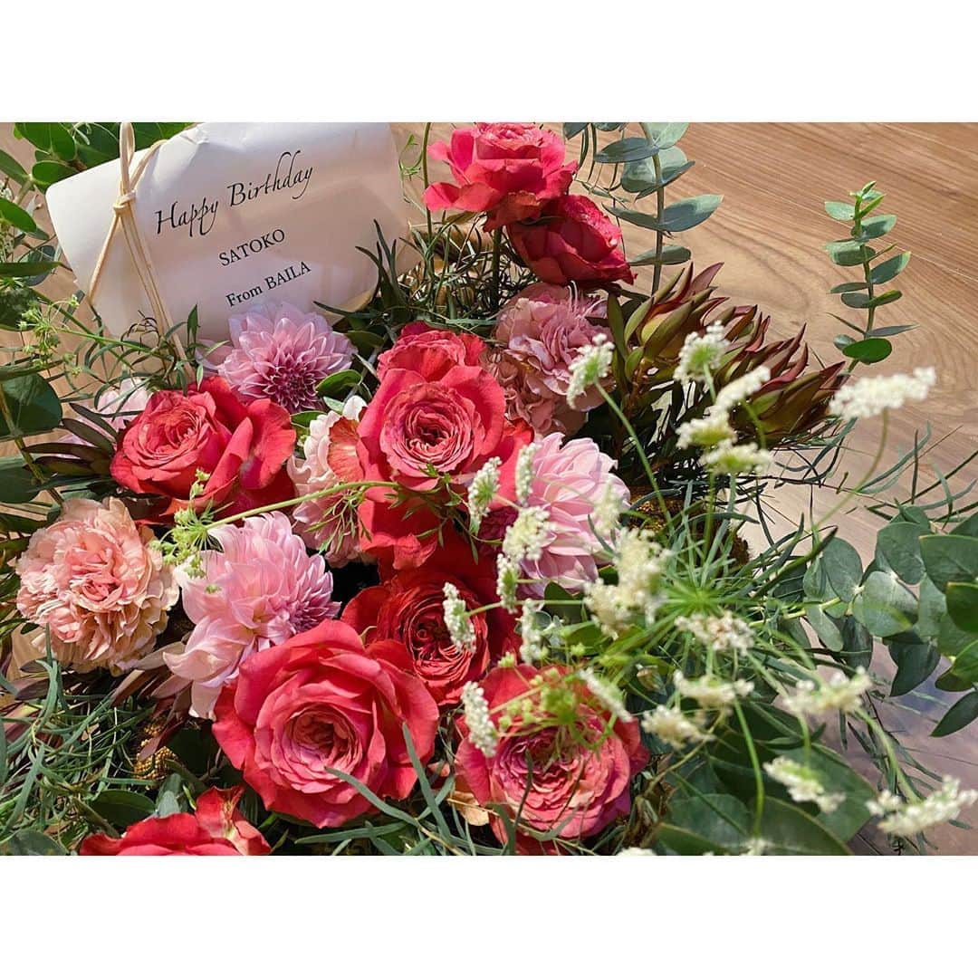宮田聡子さんのインスタグラム写真 - (宮田聡子Instagram)「@BAILA 発売中です‼︎是非見てください‼︎ お家に帰るとBAILA編集部から素敵すぎるお花が‥(´•ω•̥`) ‼︎ 本当に本当にありがとうございました‼︎びっくりしたけどすごく嬉しくて‥ いつもありがとうございます😭❤️  そしてコメントありがとうございますっ‼︎ 一つ一つ全部読ませていただいてます。お返事ができずにすみません‥。 本当に嬉しかったし、もっと頑張ろうって思うことができました。 もっと皆様に恩返しができるよう頑張りますね‼︎ ちょっとずつ冷える夜が増えてきましたので、皆様風邪に気をつけてくださいね。 幸せをありがとうございますっ(´•ω•̥`) ‼︎」9月15日 19時08分 - miyatasatoko