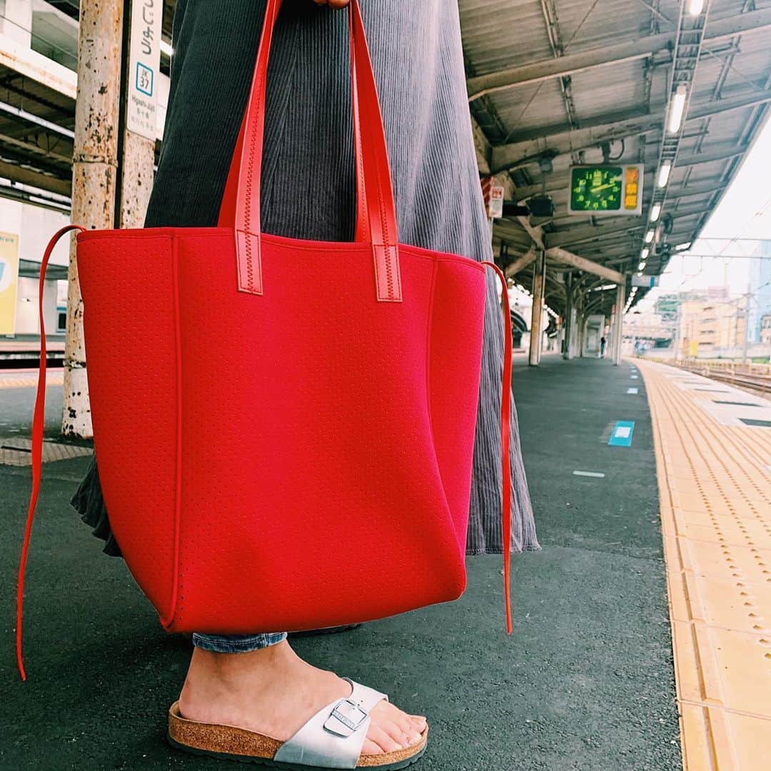 西岡詩穂さんのインスタグラム写真 - (西岡詩穂Instagram)「最近のお気に入り、picon M 🍎 とにかく軽い、そして大容量で、おっきいポーチもついてるからバッグの中ぐちゃぐちゃにならない！ ここ大事よね😂👌 私は赤がお気に入り〜👐🏼 ちょっとさし色でカラー入れたい時はqbagオススメです🌈⭐️ カラバリ豊富だからね🧡  #qbag #qbagpicon #picon #オススメ @qbag_japan」9月15日 19時09分 - shih05823