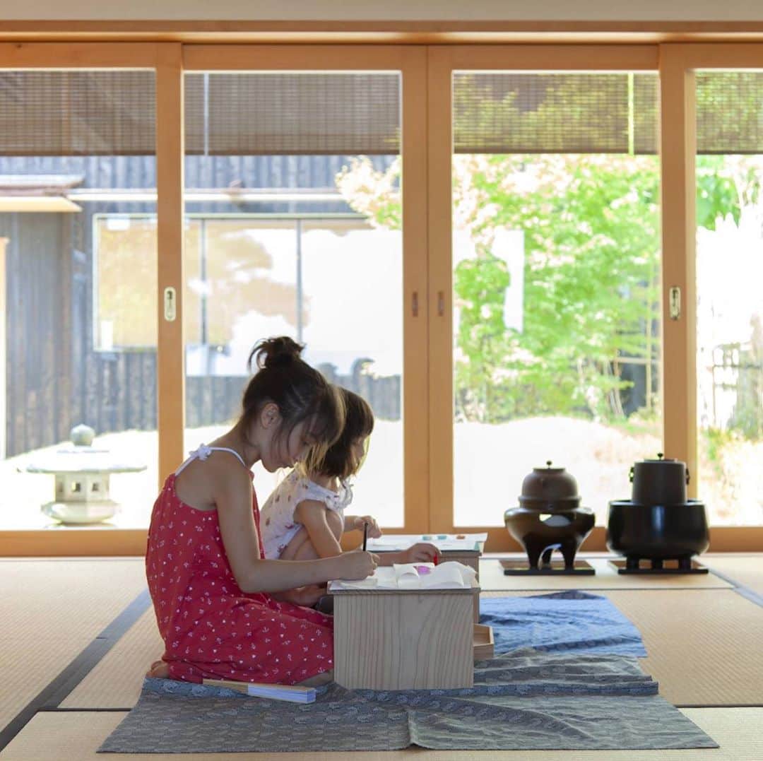 のインスタグラム：「The words “kids” and “tea ceremony” don’t often appear in the same sentence. There are a myriad of obvious reasons why, from the handling of invaluable ceramics to the scooping of hot water, not to mention the necessity of sitting still — yes, in silence — for extended periods of time. These apparent obstacles, however, are cast aside at Modern Ryokan Kishi-ke, a serene seafront retreat in Kamakura, Kanagawa Prefecture, run by a friendly and design-savvy young couple: Nobuyuki Kishi, 16th-generation head of an Okayama samurai family, and his wife, Hitomi. Read more about their one-bedroom retreat with the link in our bio. 📸 Hitomi Kishi . . . . . . #Japan #Tokyo #Kanagawa #Kamakura #tea #teaceremony #japantravel #travel #japanesetea #kids #family #茶道 #茶 #日本 #鎌倉 #神奈川 #旅行 #子供 #文化 #🍵」