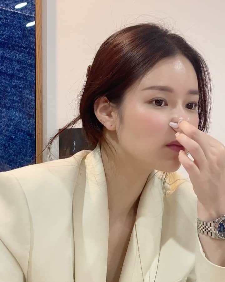 クォン・スジョンのインスタグラム：「코파는게 아니고... 하루 조오오오오옹일 향을 맡았더니.....  코가 고장난거같아서😖 하... 고민이에요. 여러분들의 최애 향은 무엇인가요? 😭  #향기 #향수 #디퓨저추천 #좋은향 #피존향 #헣」